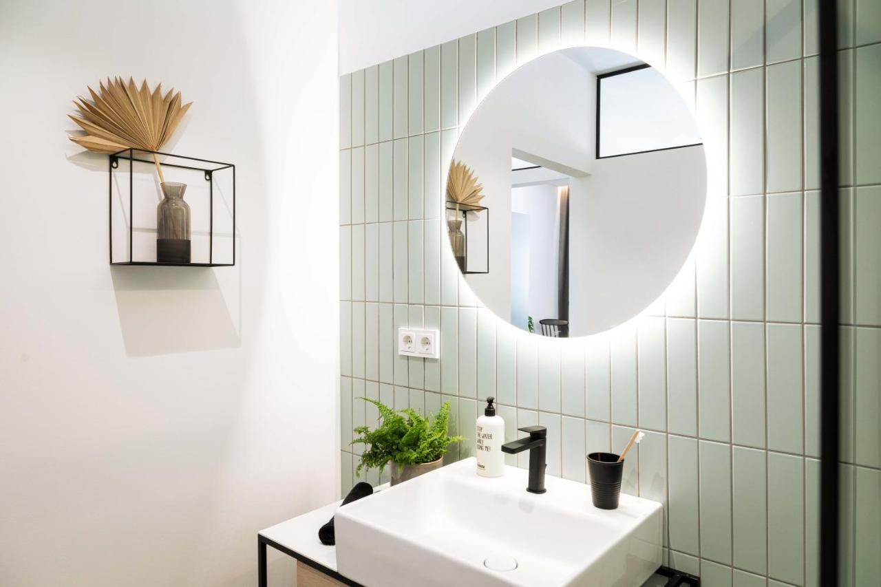 One-Bedroom Apartment with French Balcony,1418551038:JPEG