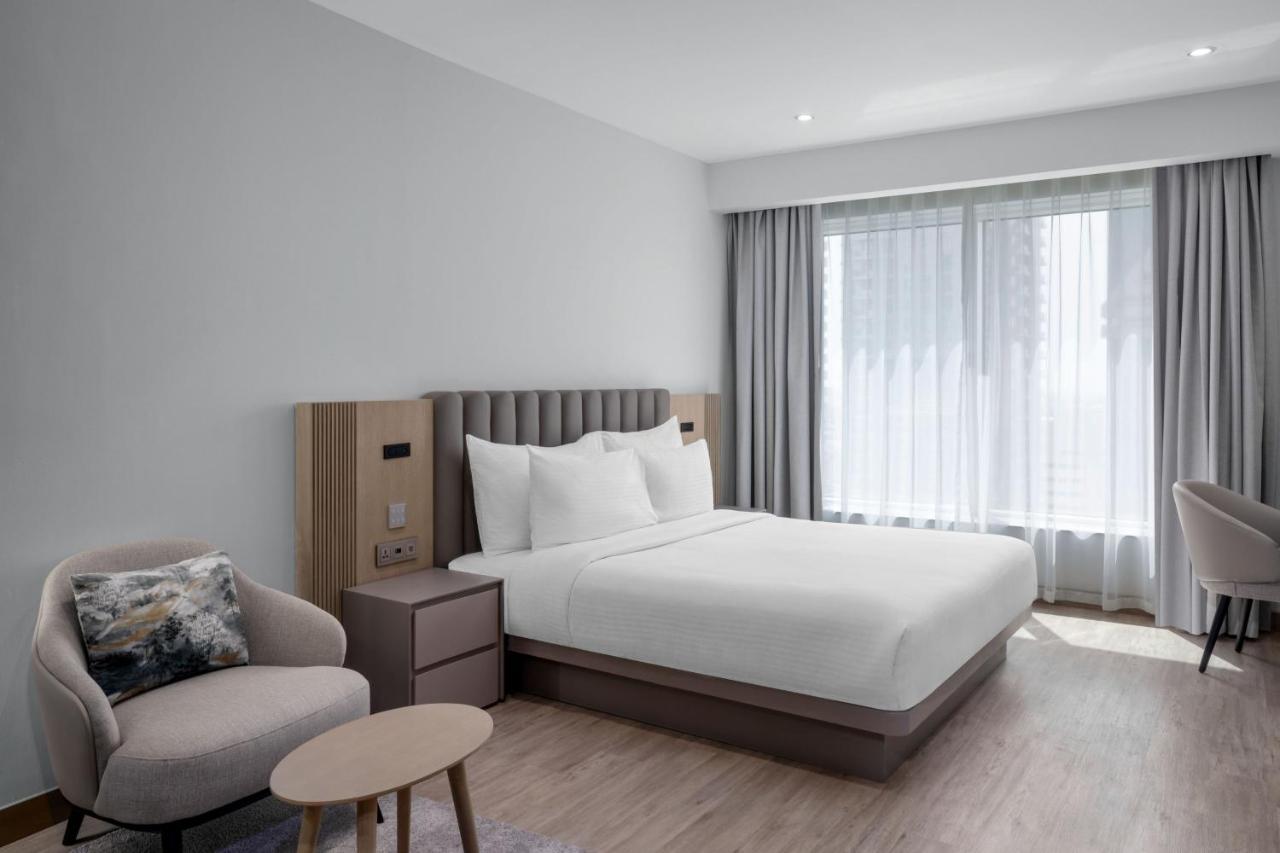 Deluxe Studio 1 King Bed City View Includes Food & Beverage