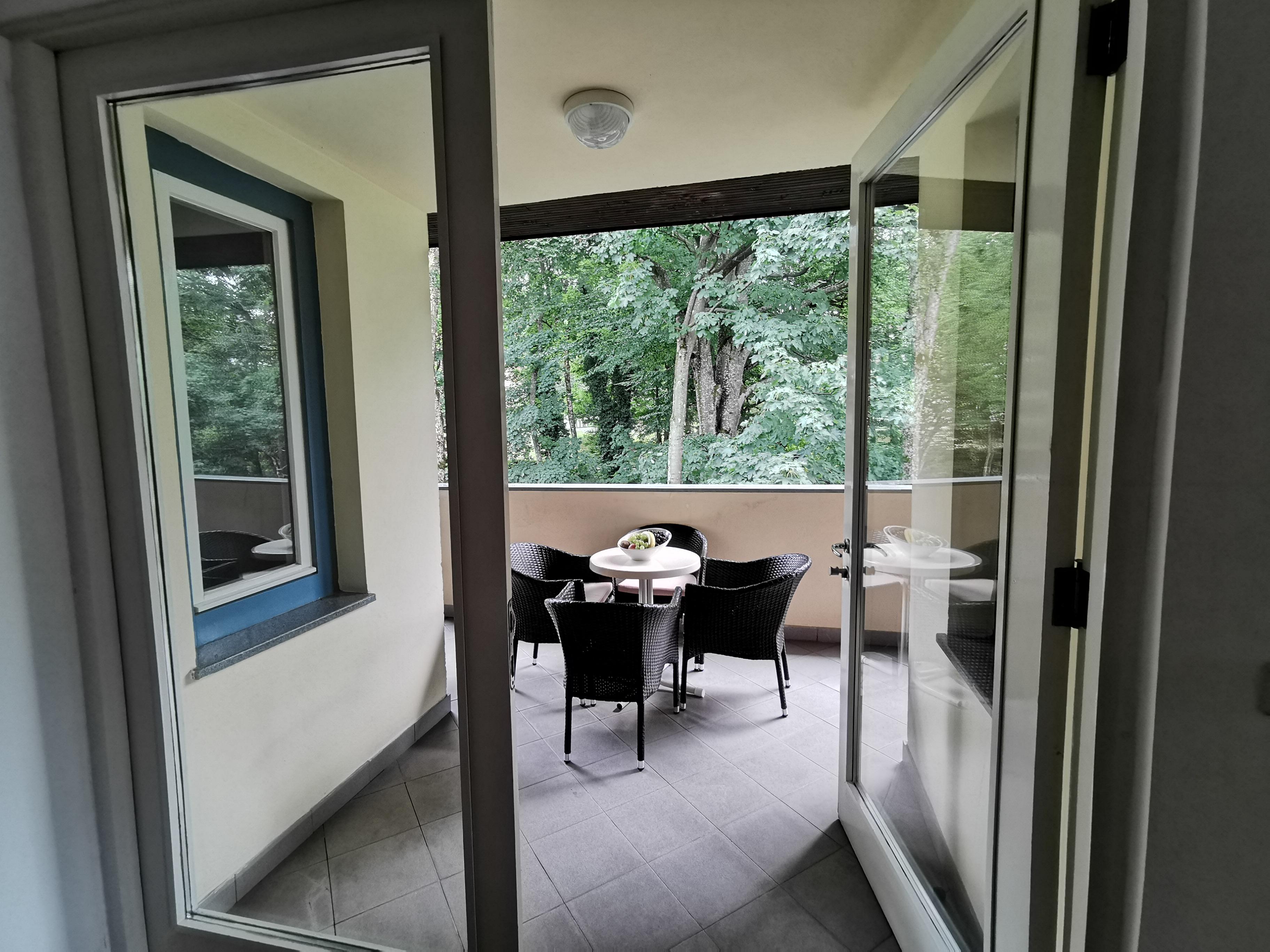 Senior Suite - Lake Side