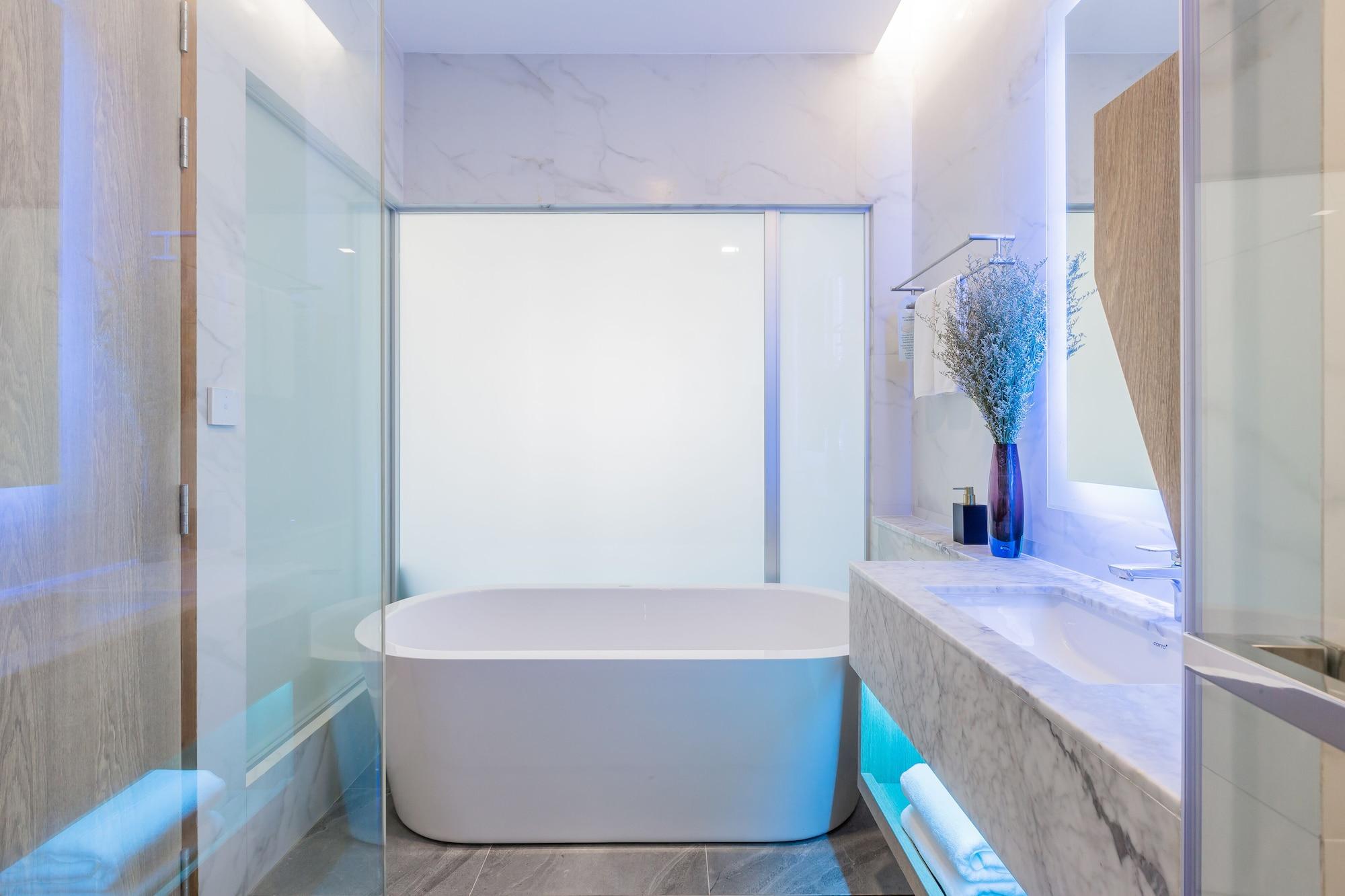 Deluxe Pool Access Room