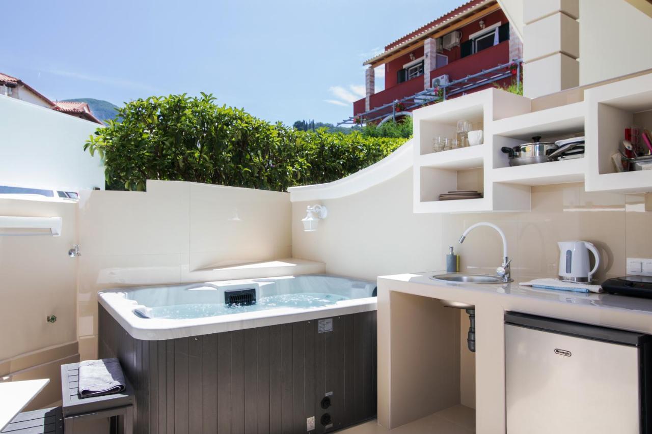 Zimmer mit Queensize-Bett und Whirlpool-Badewanne