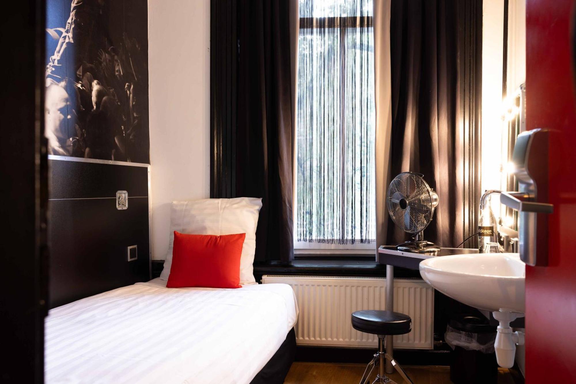 Single Room with Shared Toilet and Bathroom,1516412788:JPEG