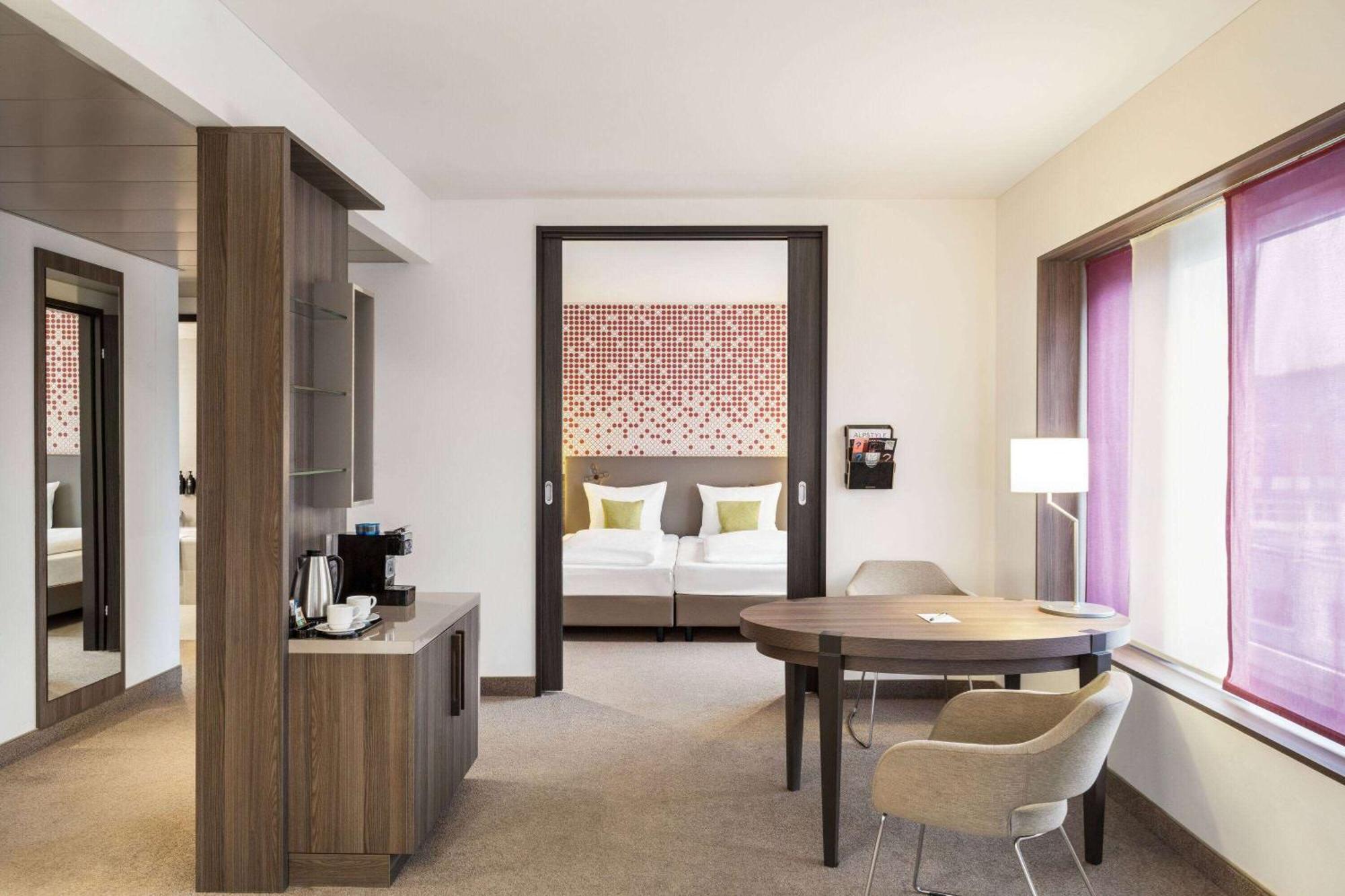Large Suite,1210231504:JPEG