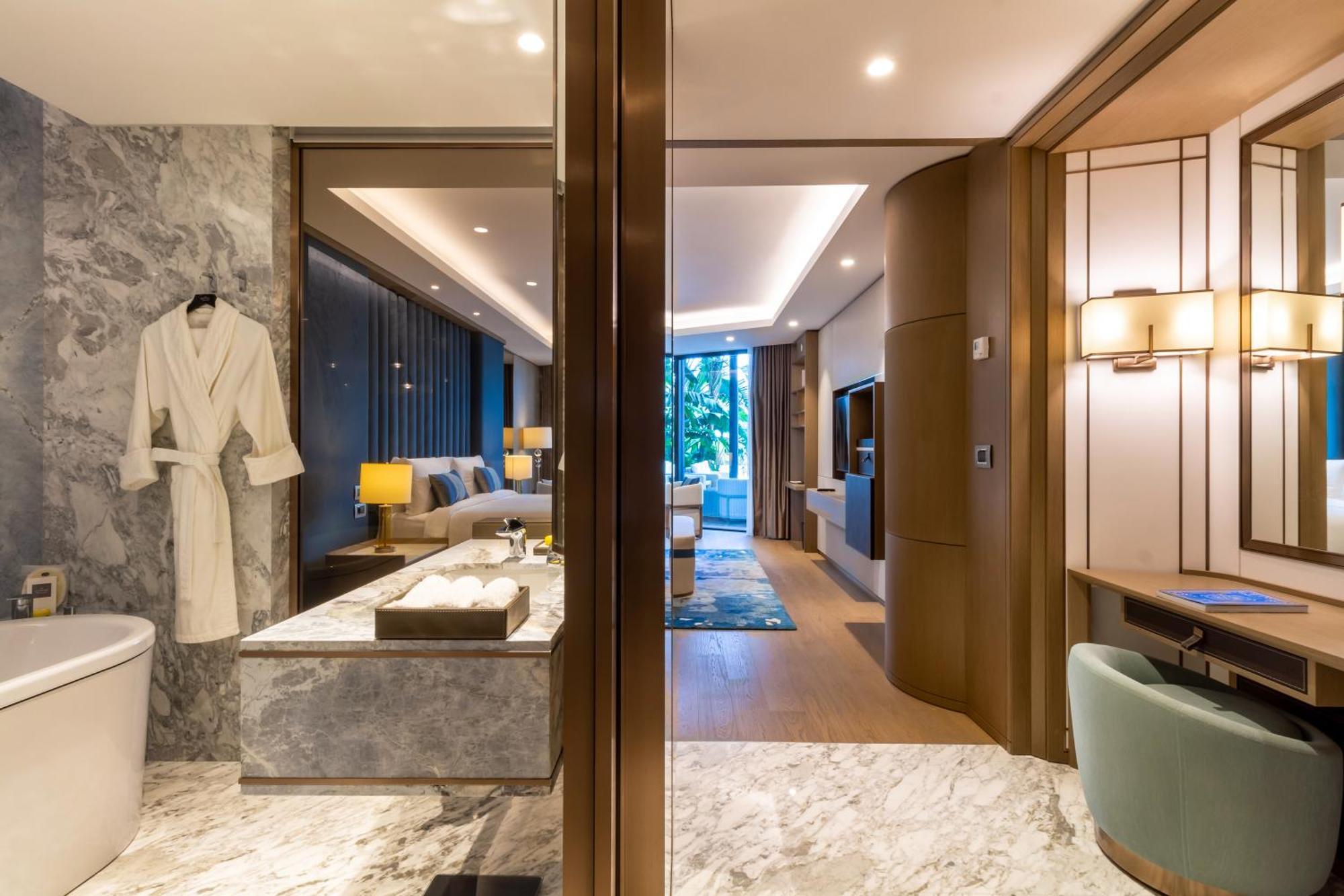 One-Bedroom Swim-Up King Suite with Pool View