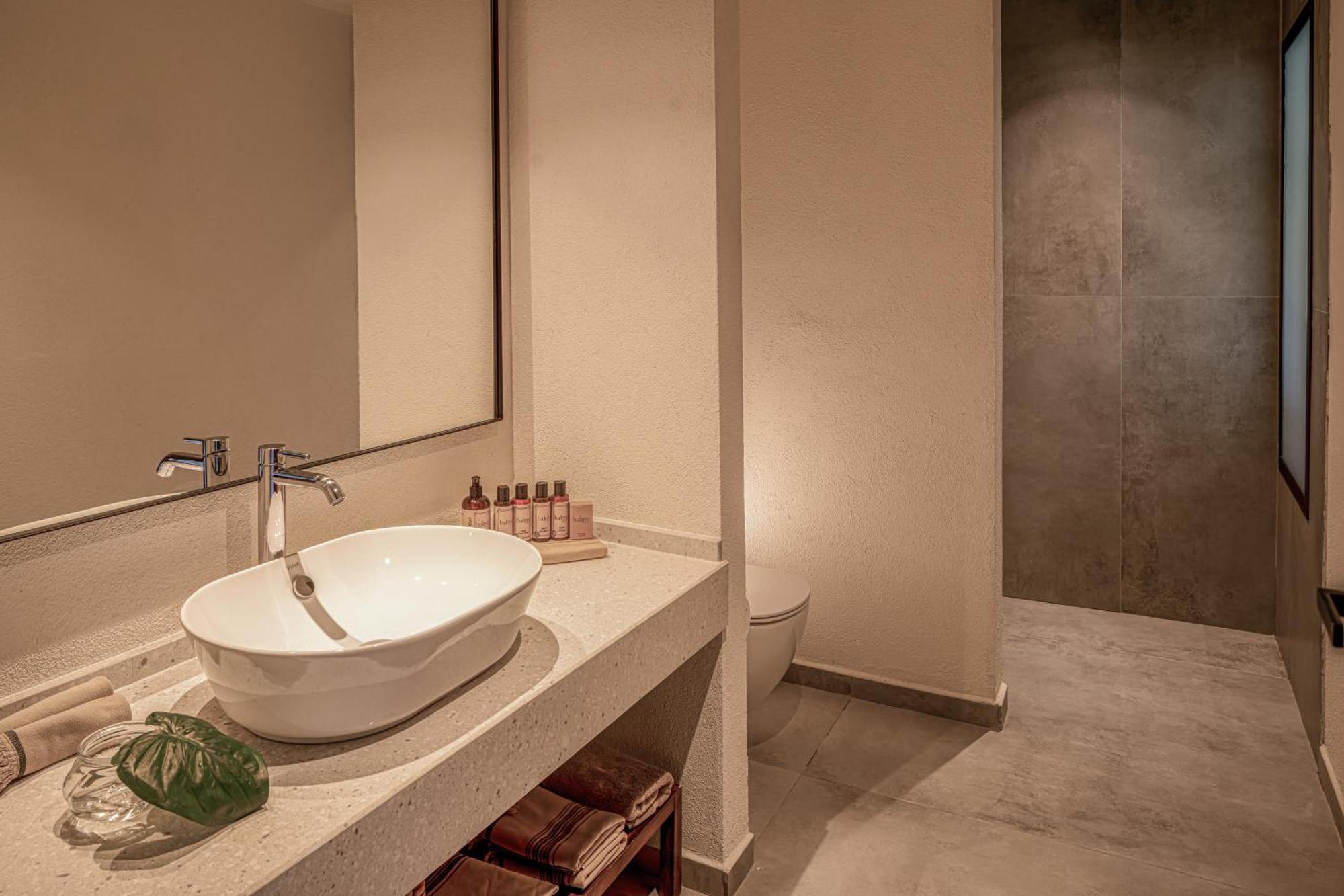 Balmy Signature Swim-up,1540103788:JPEG