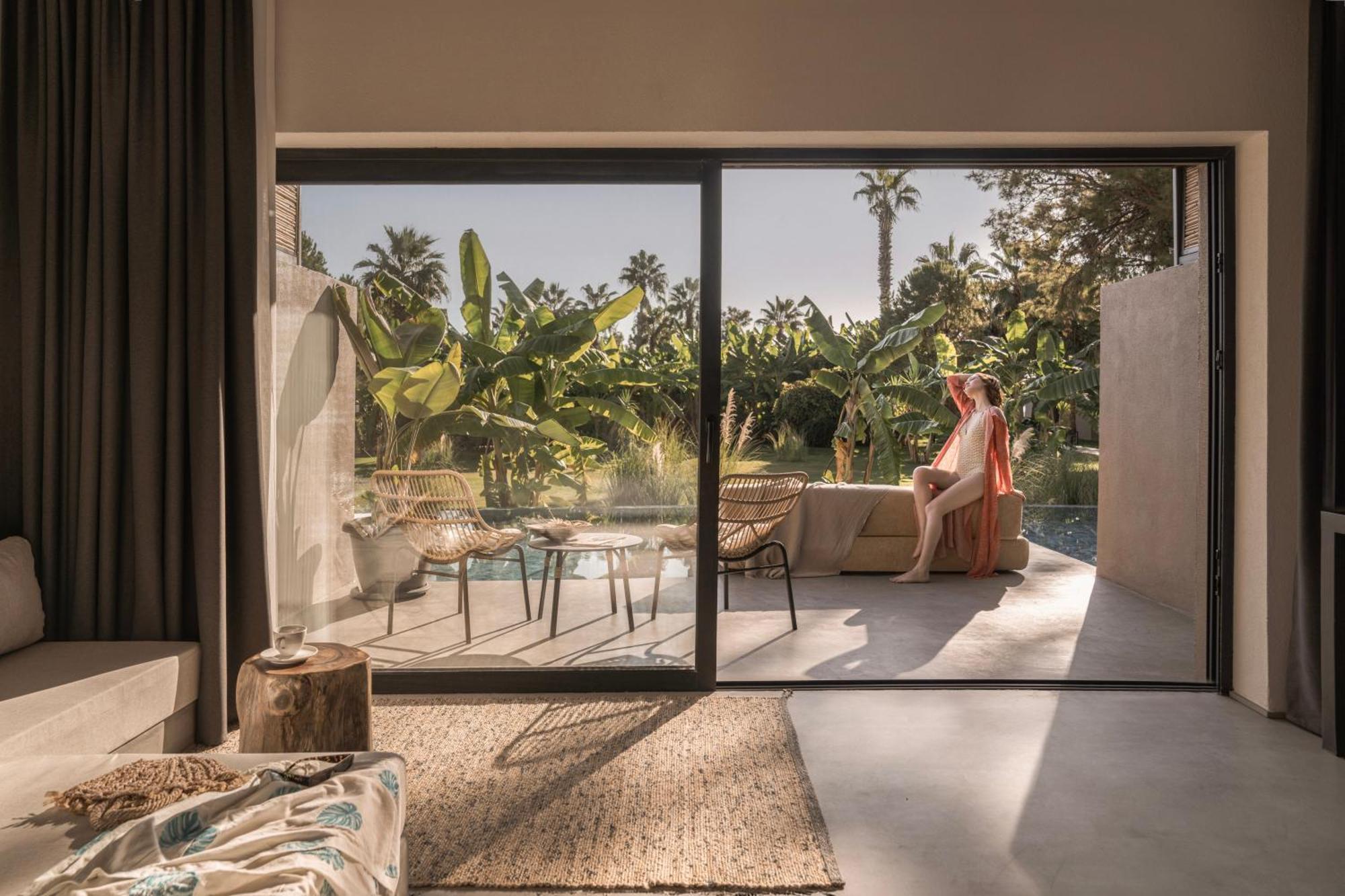 Balmy Garden Swim Up,1589789938:JPEG