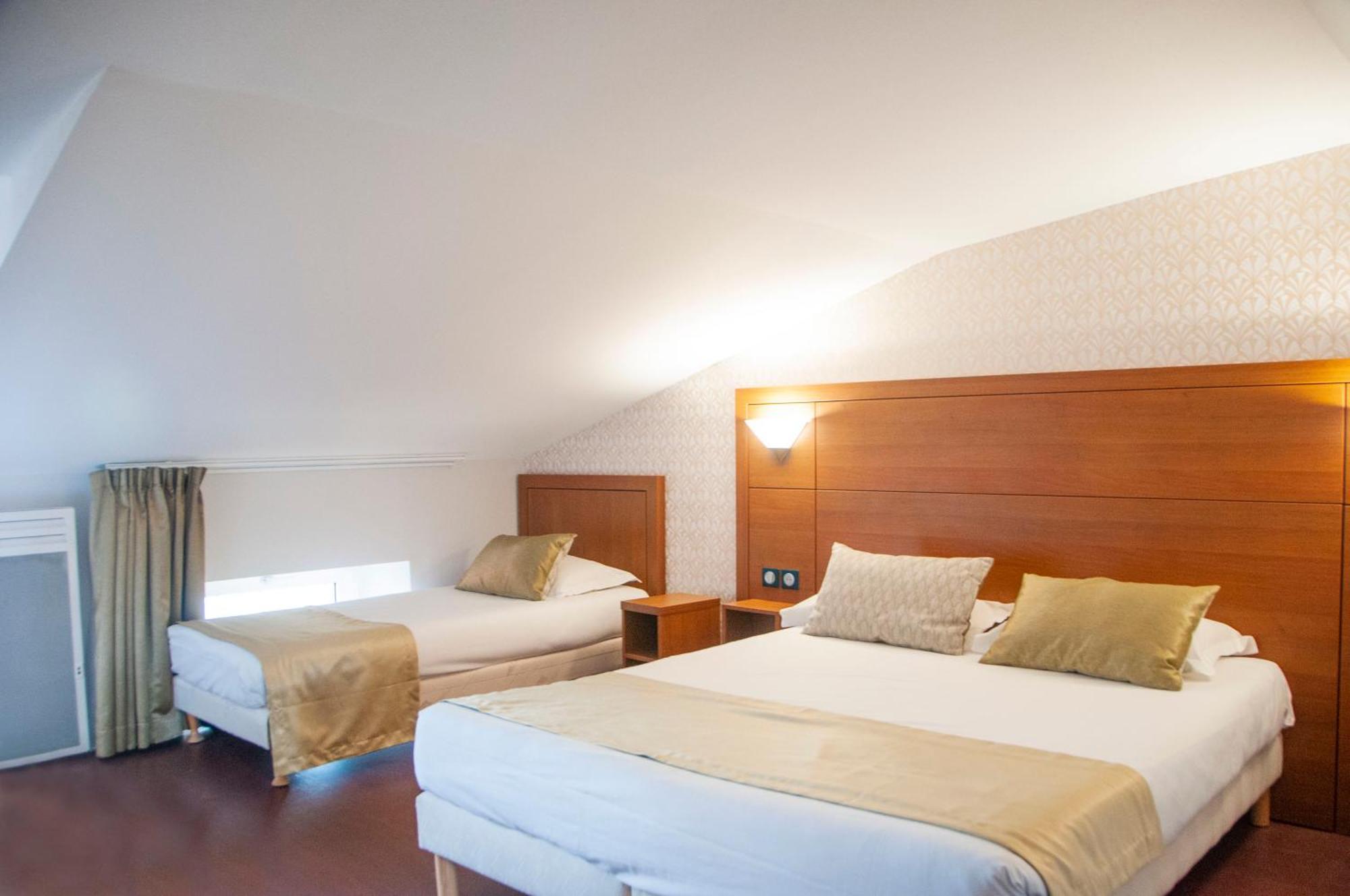 Family Room with One Queen Bed and Two Single Beds - Balcony/Non-Smoking,1607656297:JPEG