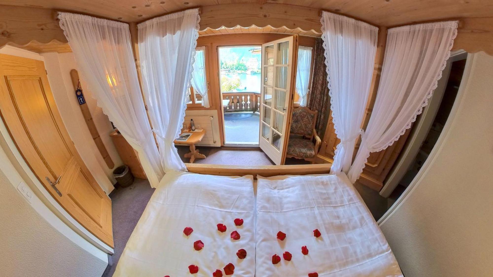 Honeymoon Cloy Room Crash Landing on