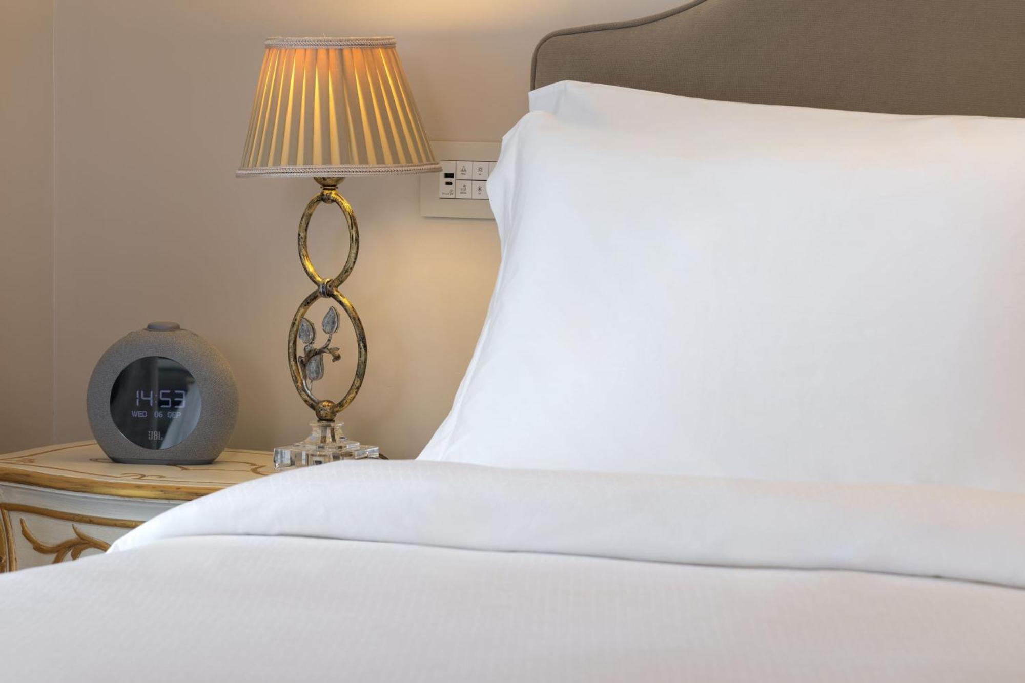 Deluxe, Guest room, 1 King, City view