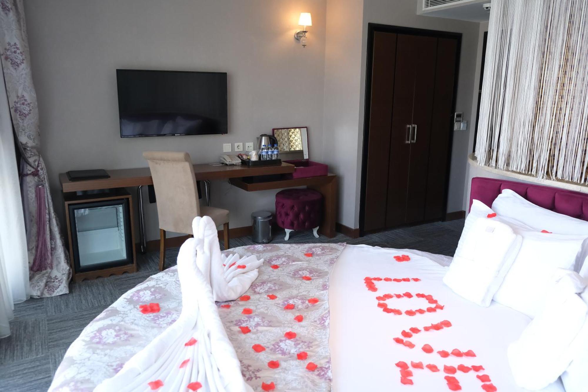 Honeymoon Suite