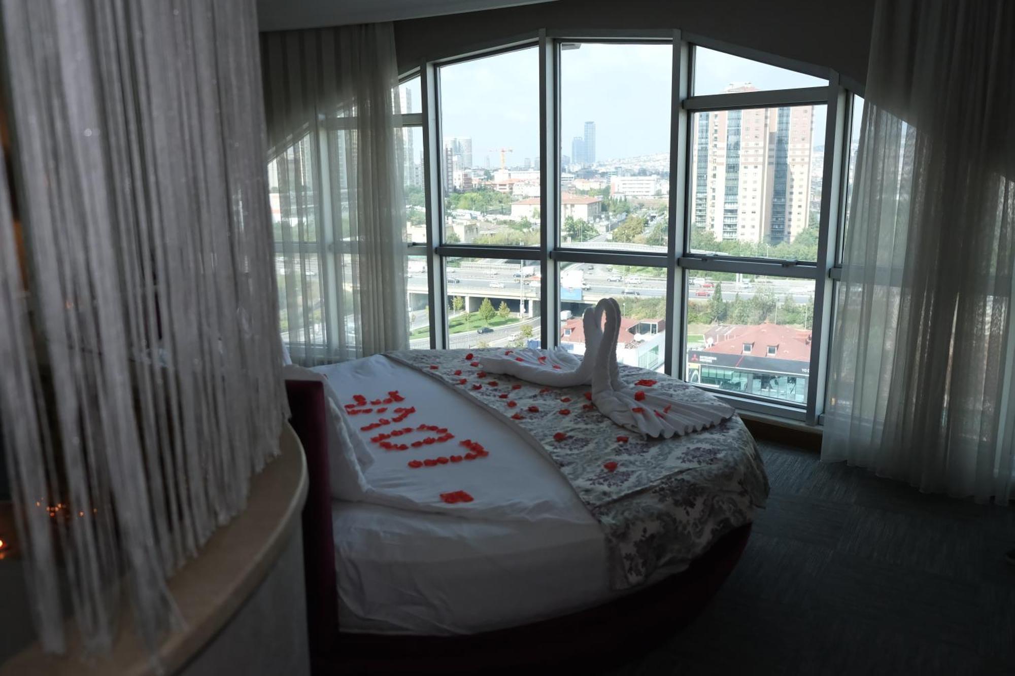 Honeymoon Suite