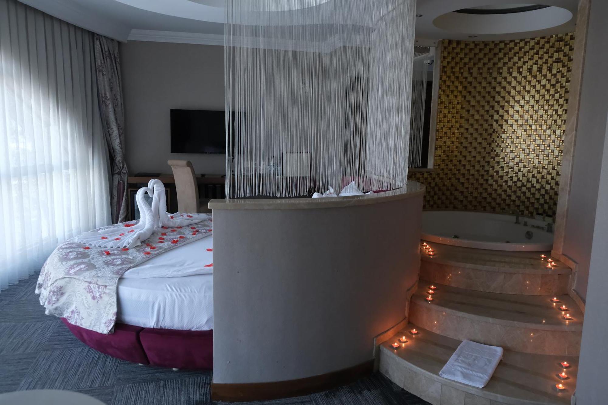Honeymoon Suite