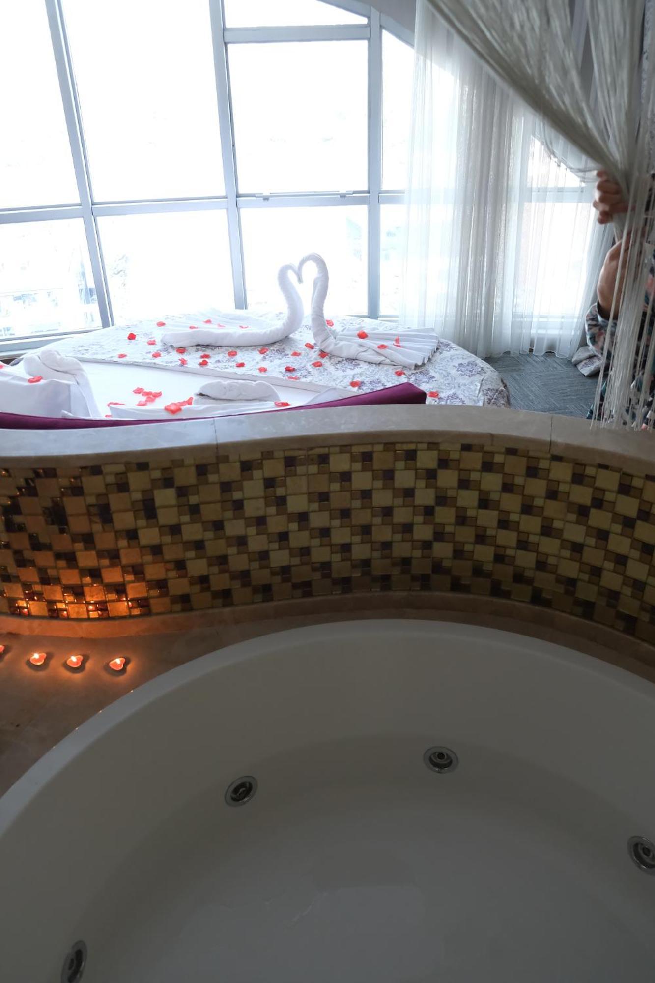Honeymoon Suite