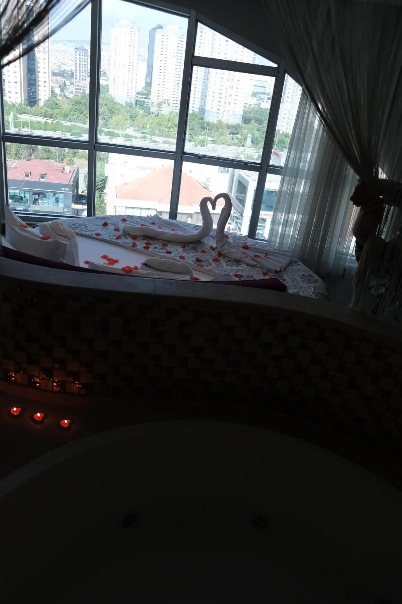 Honeymoon Suite