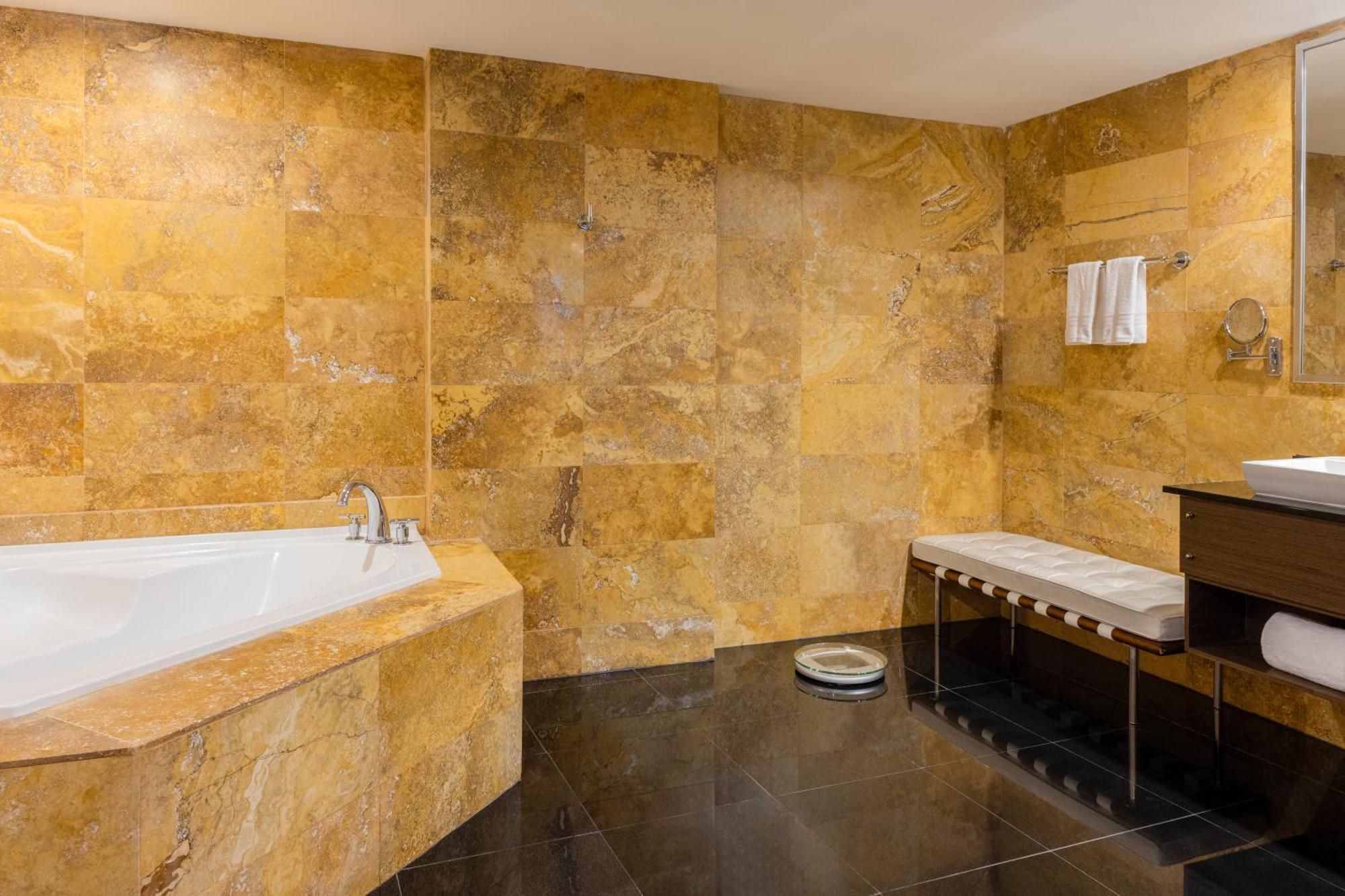 Gold Suite, Club lounge access, 1 Bedroom Suite, 1 King,1565155666:JPEG