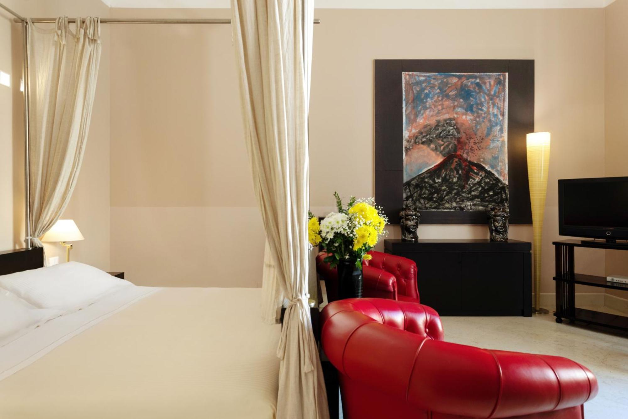 Superior room with a four poster bed,1433750842:JPEG