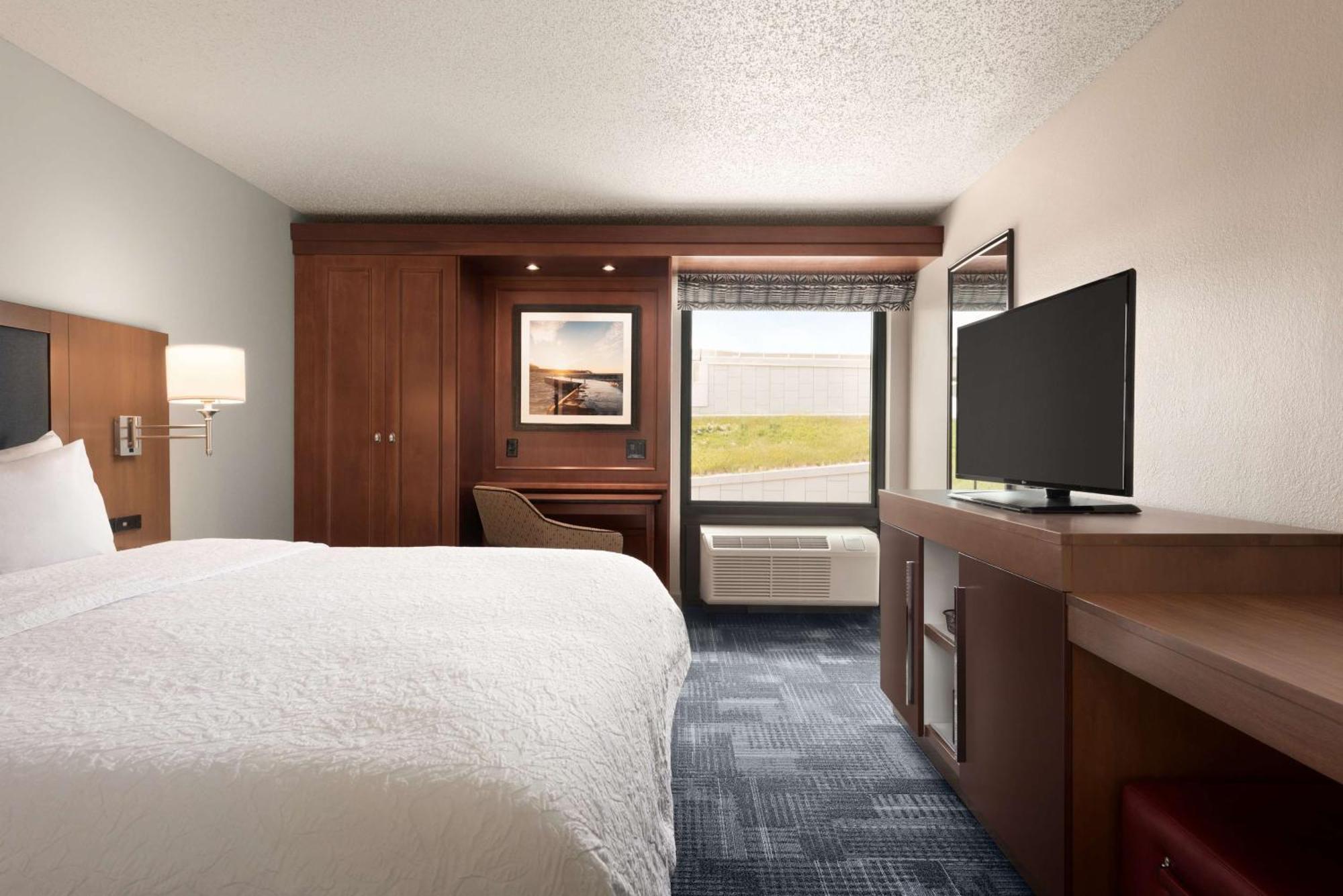 King Room with King Bed - Non-Smoking