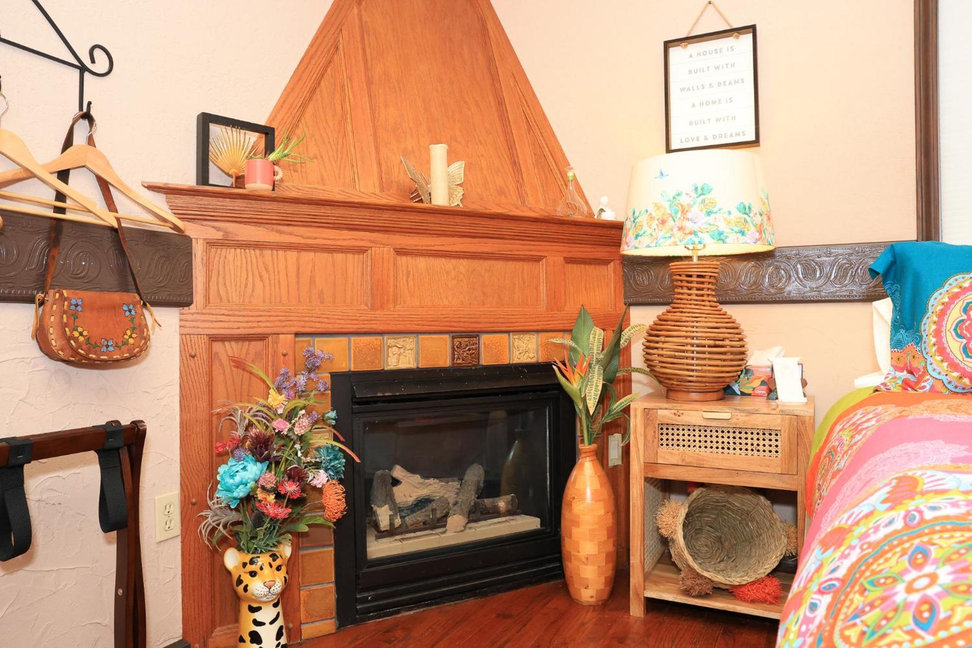 Queen Room with Fireplace