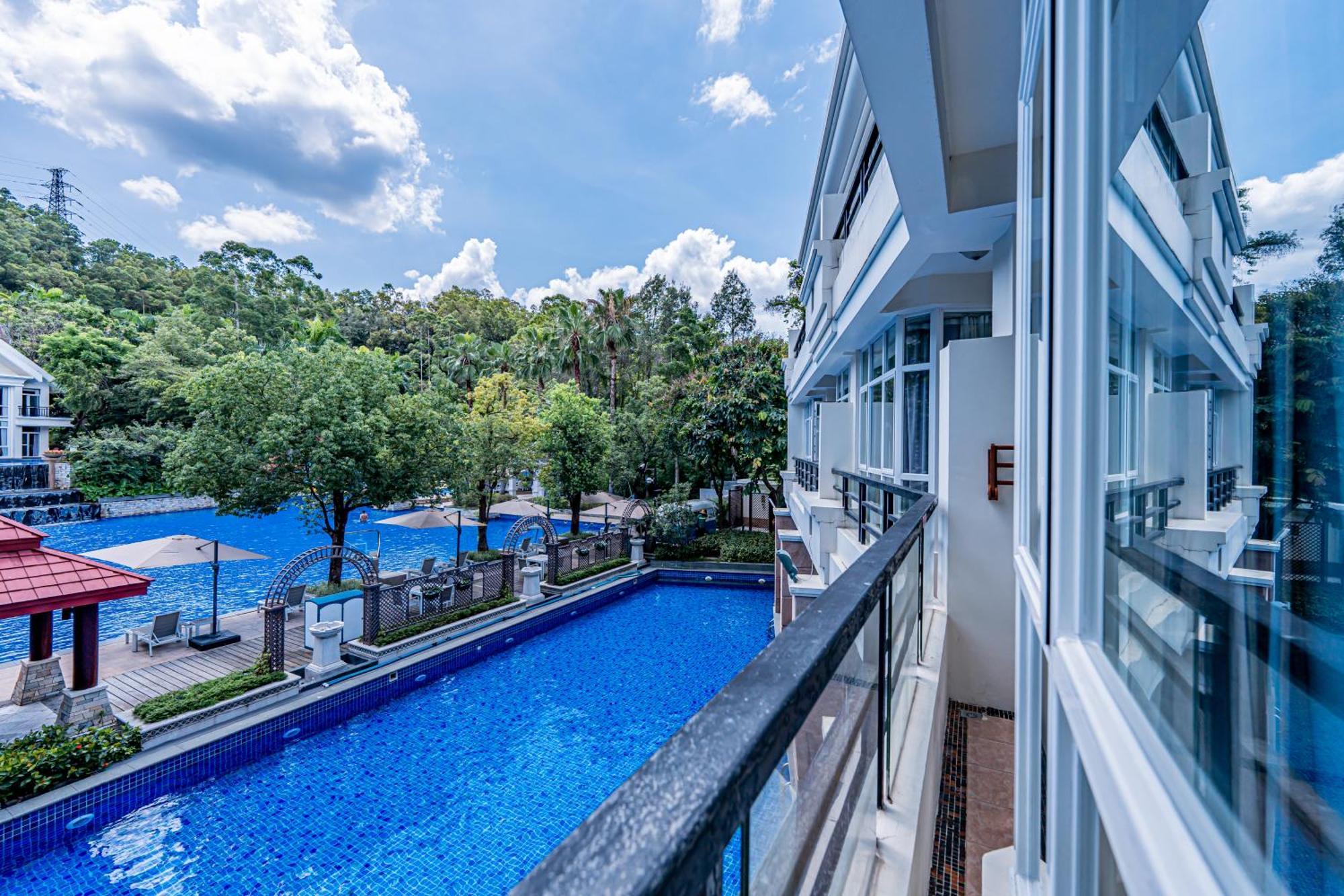 Poolside Superior King Room