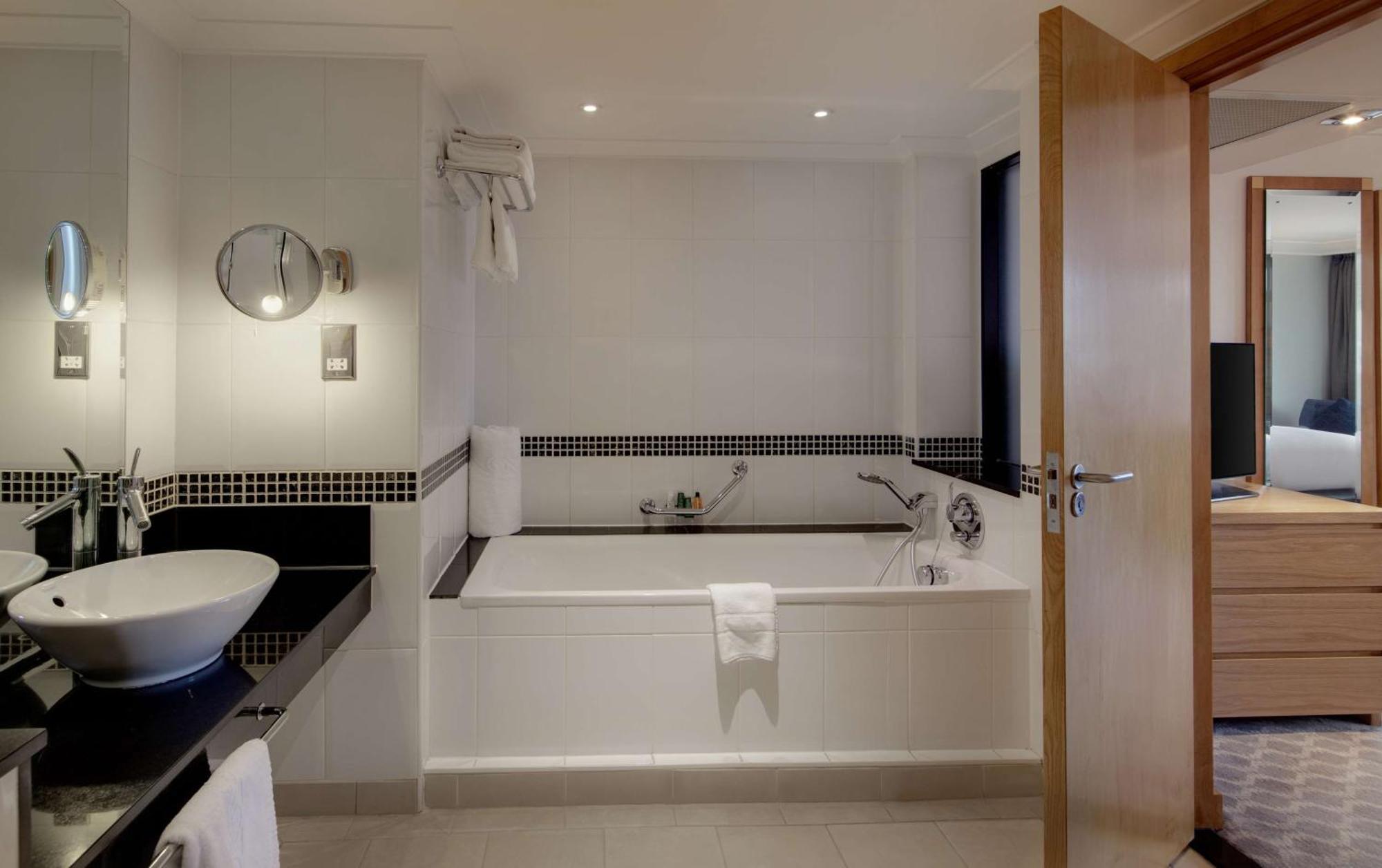 King Hilton Suite,1552662670:JPEG