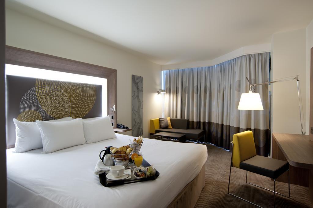 Quarto Executivo com Cama King-size e Sofá-cama