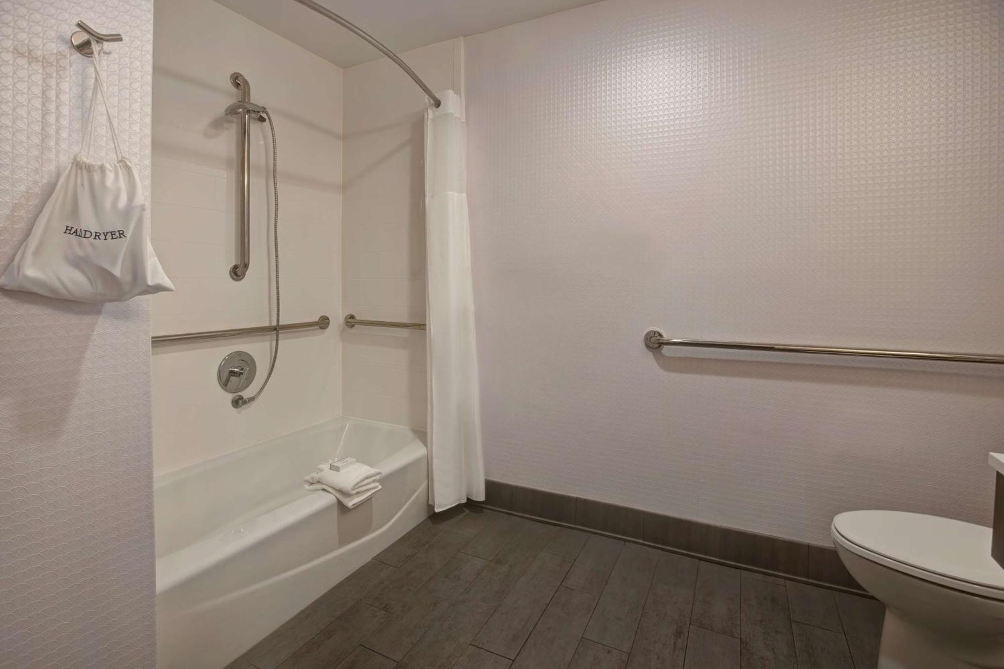 King Room with Accessible Tub - Mobility and Hearing Access/Non-Smoking