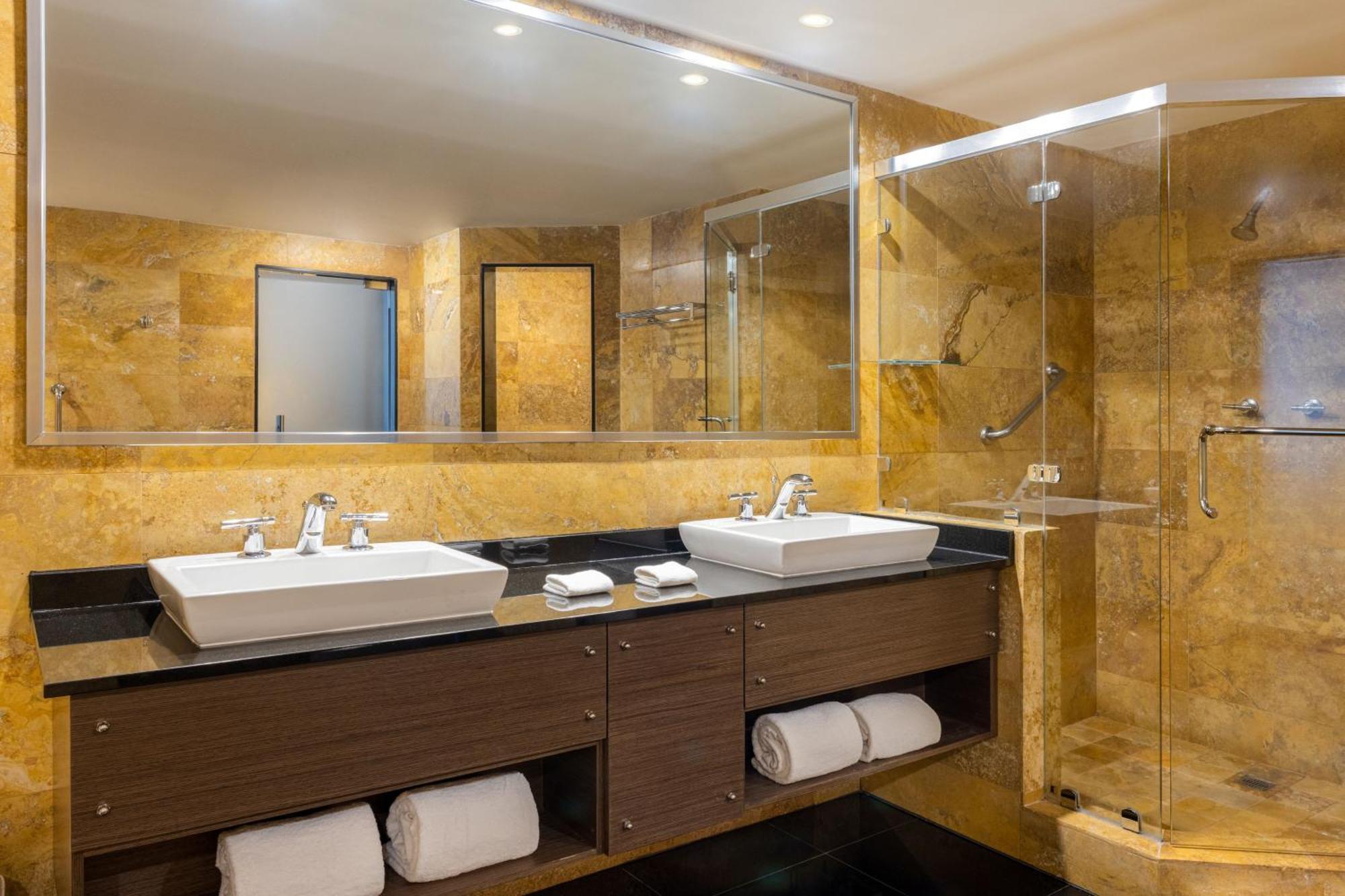 Diamond Suite Club lounge access 1 Bedroom Larger Suite