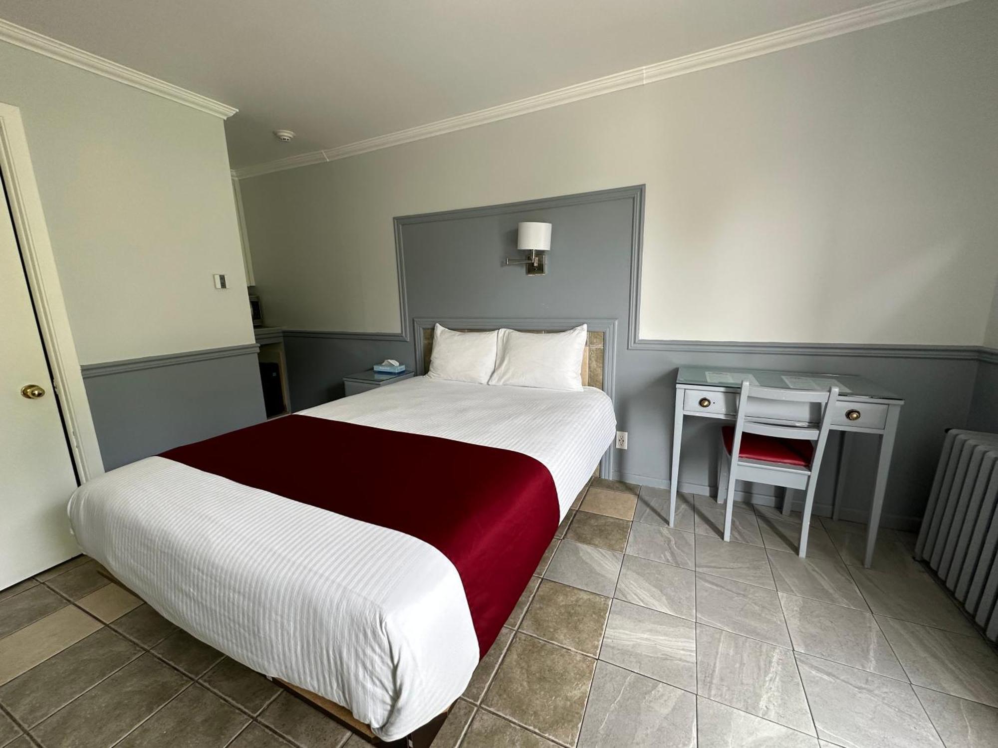 Standard Queen Room