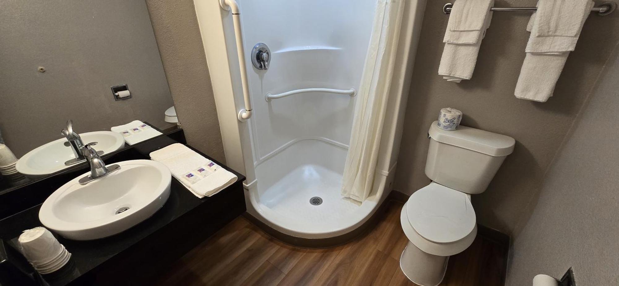Queen Room - Disability Access - Non-Smoking
