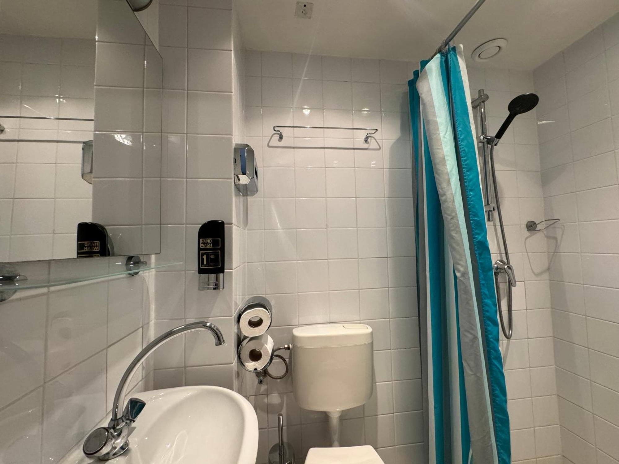 Standard Single Room Shower