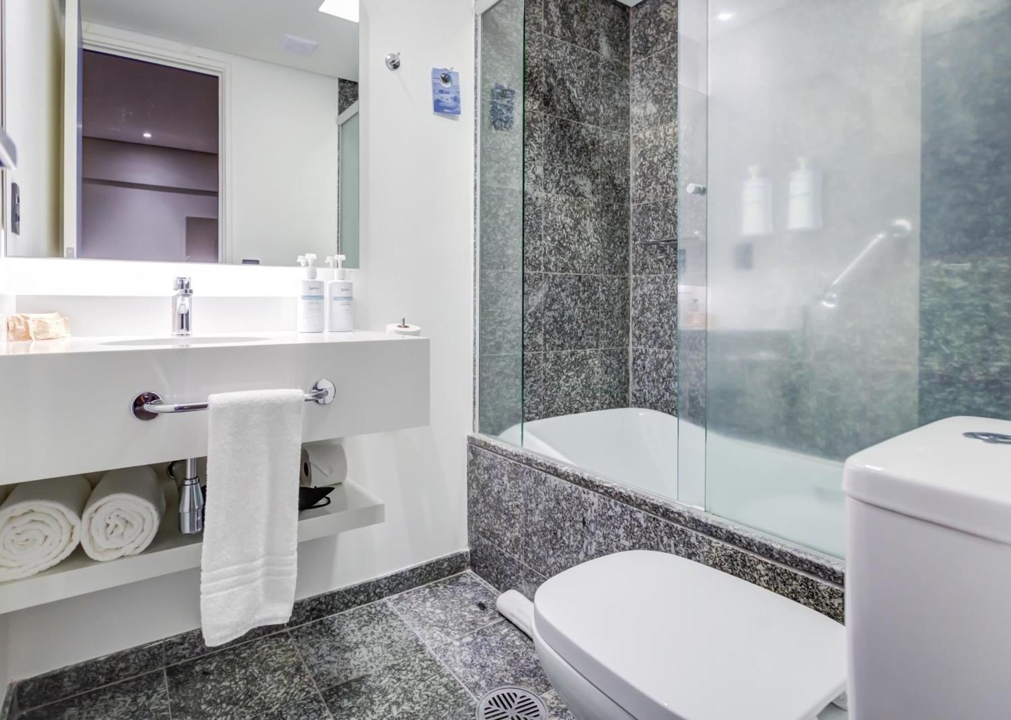 Premier Room King Size Bed Bath