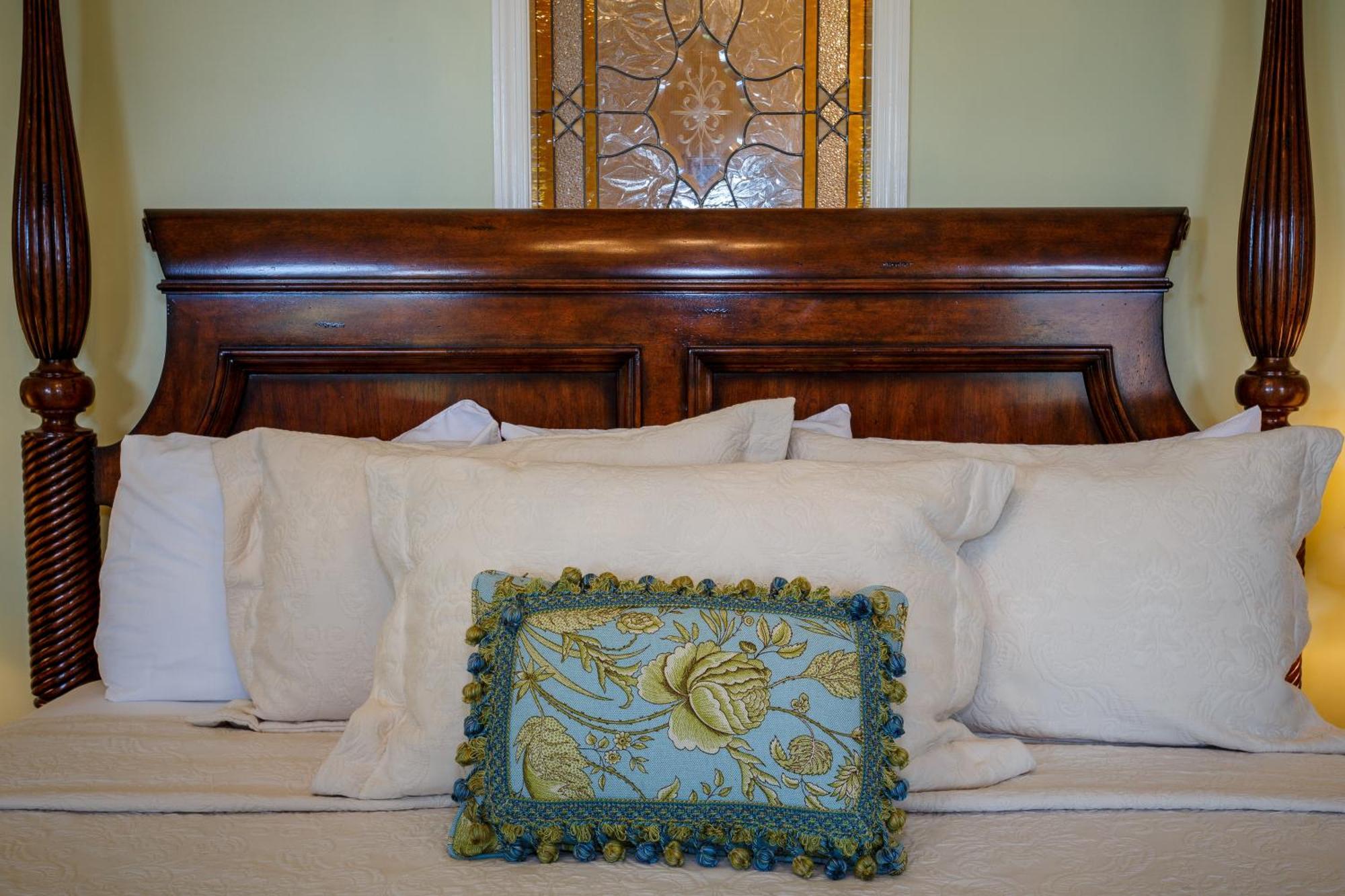 Eli Whitney Room Classic Queen