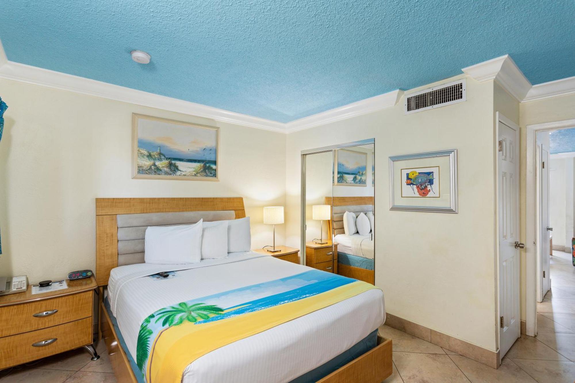 One Bedroom Suite: 1 Queen Bed and 1 Sleeper Sofa,1589353697:JPEG