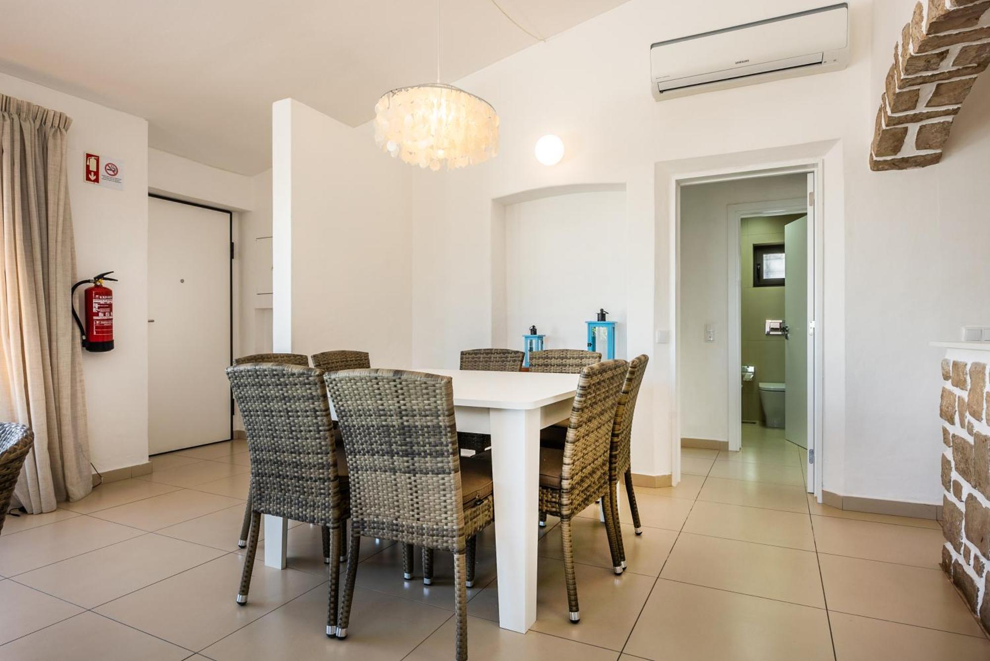 Three-Bedroom Villa Private Jacuzzi Sea View