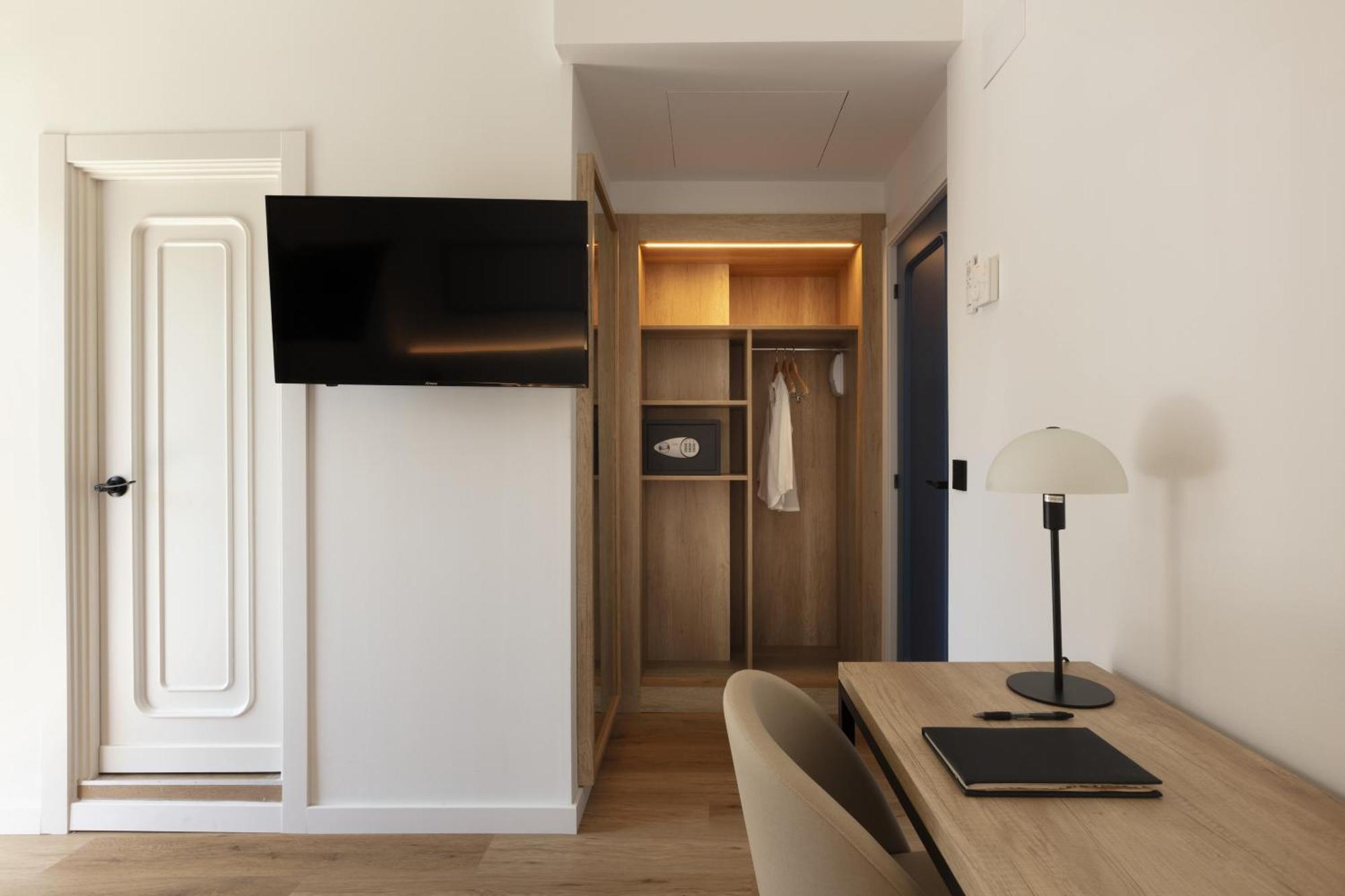 Double or Twin Room Side Sea View