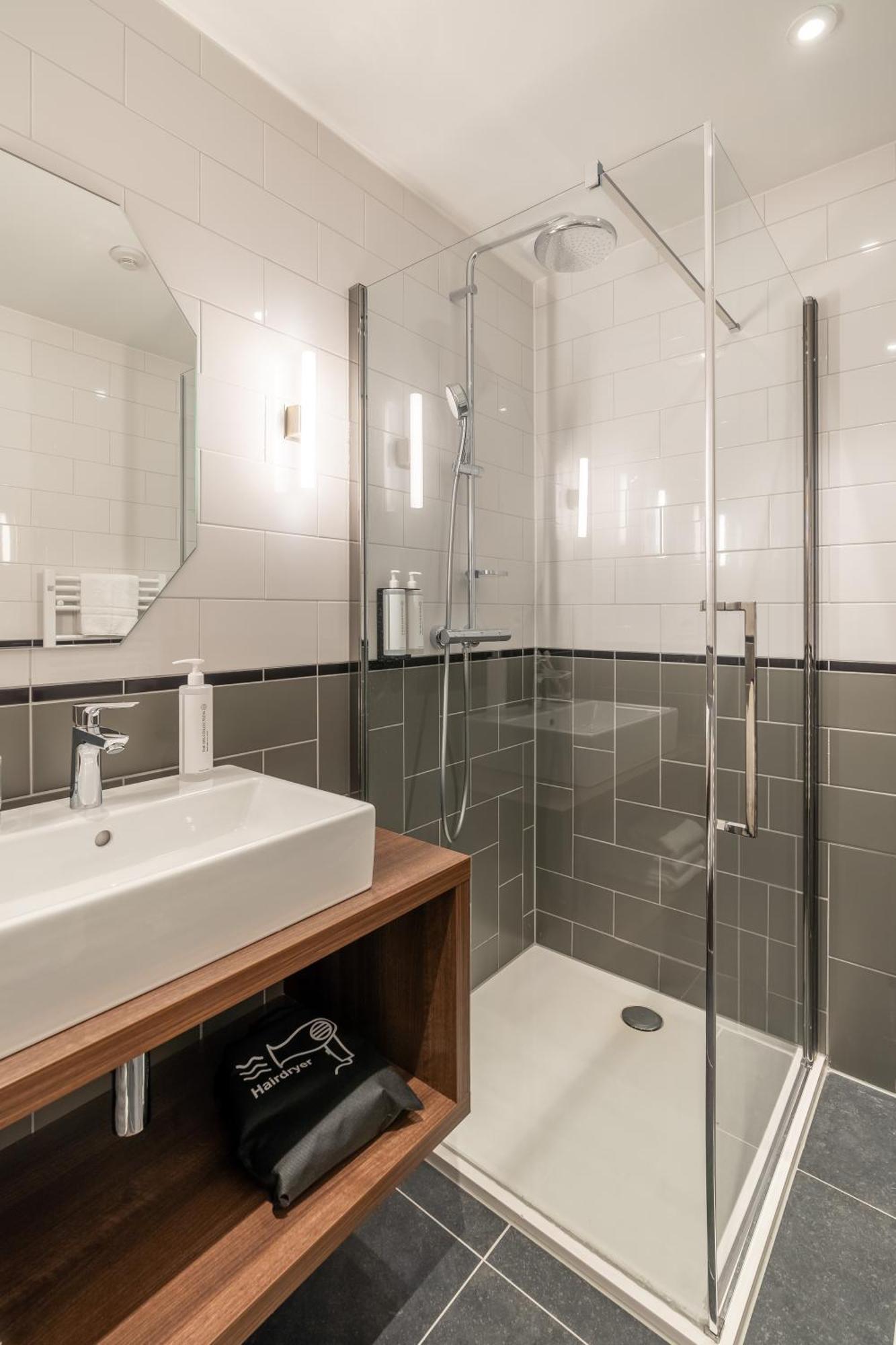 Large 1 Bedroom Apartment with Sofa Bed