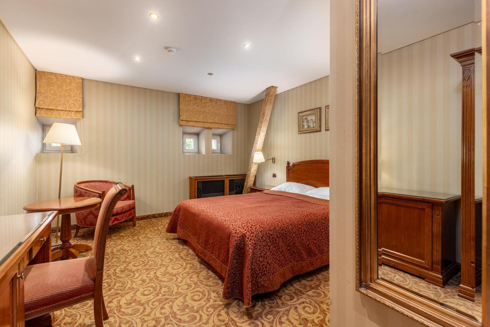 Doppelzimmer im Dachgeschoss mit kleinem Fenster
