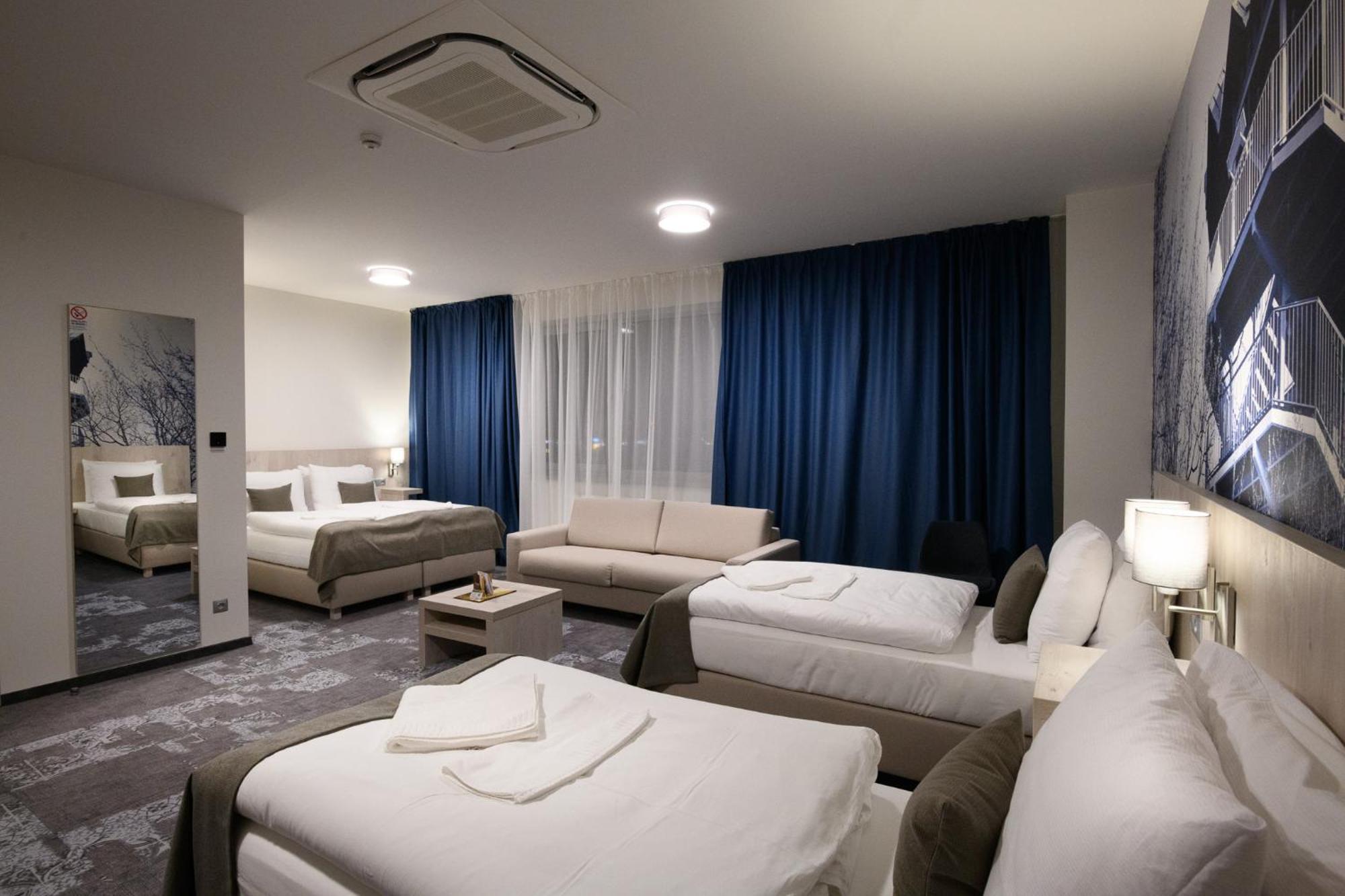 Deluxe Family Room
