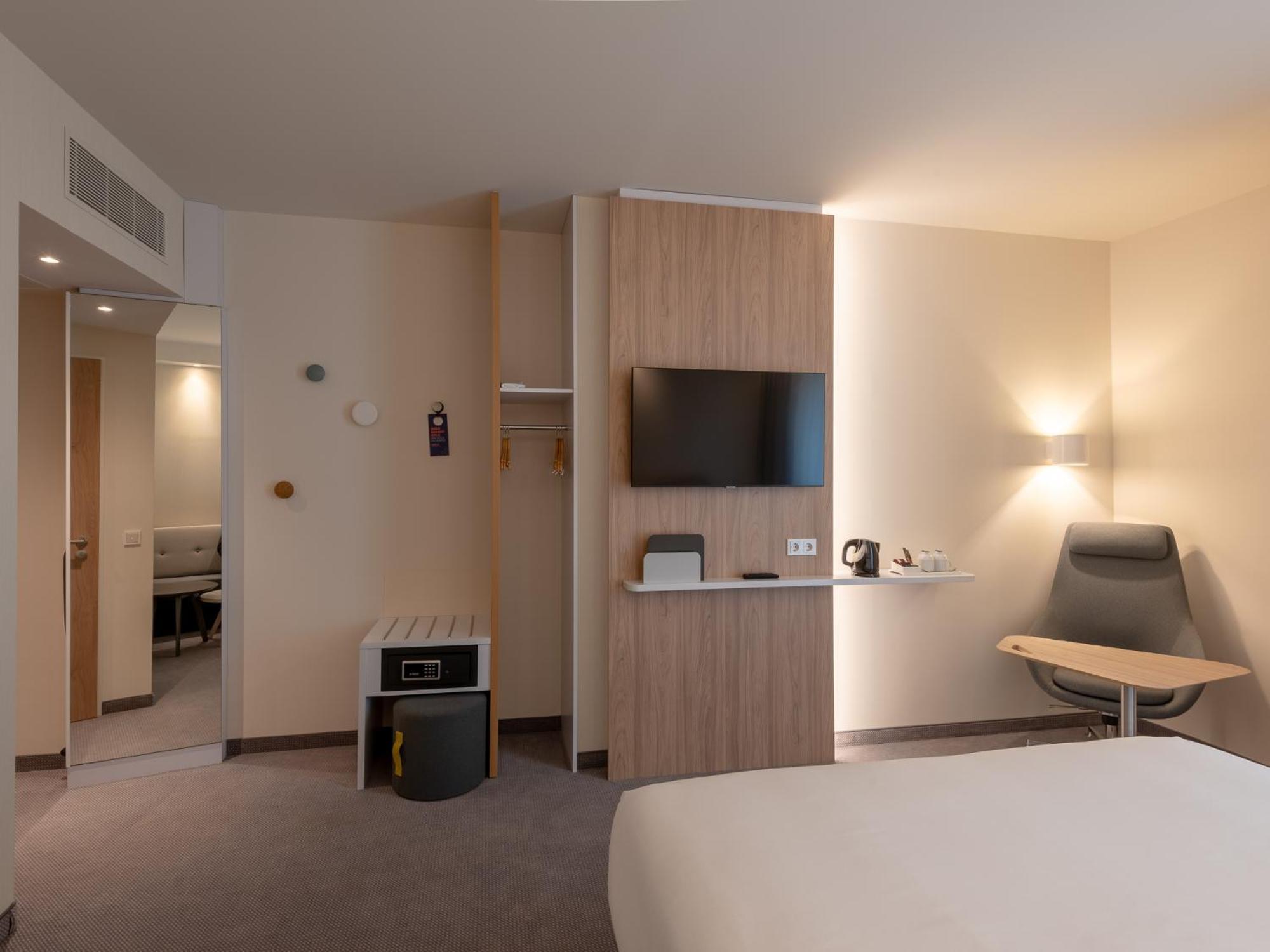 Standard Corner Queen Room