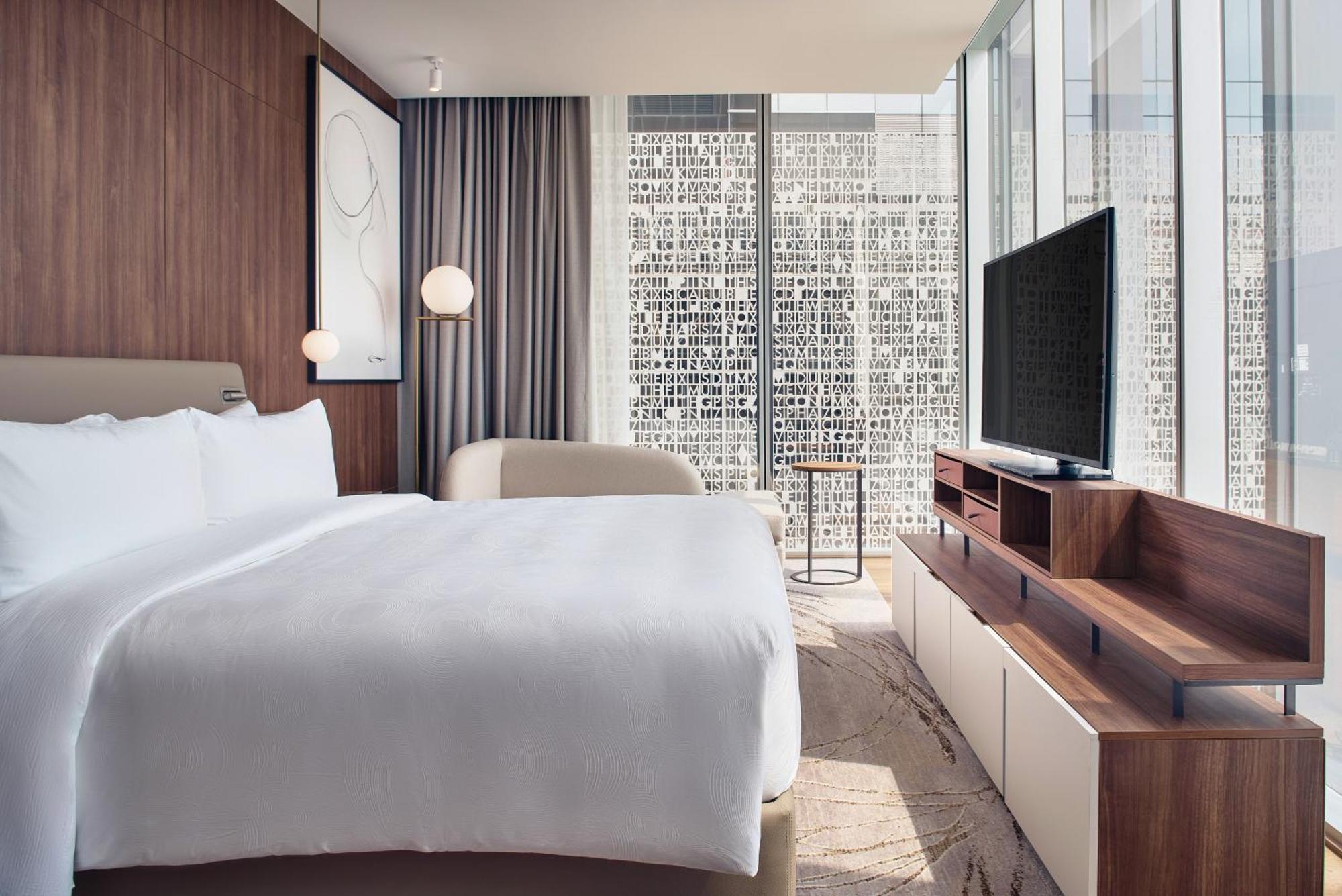 Executive level Deluxe Guest room with 1 King, City view, Corner,1606109869:JPEG