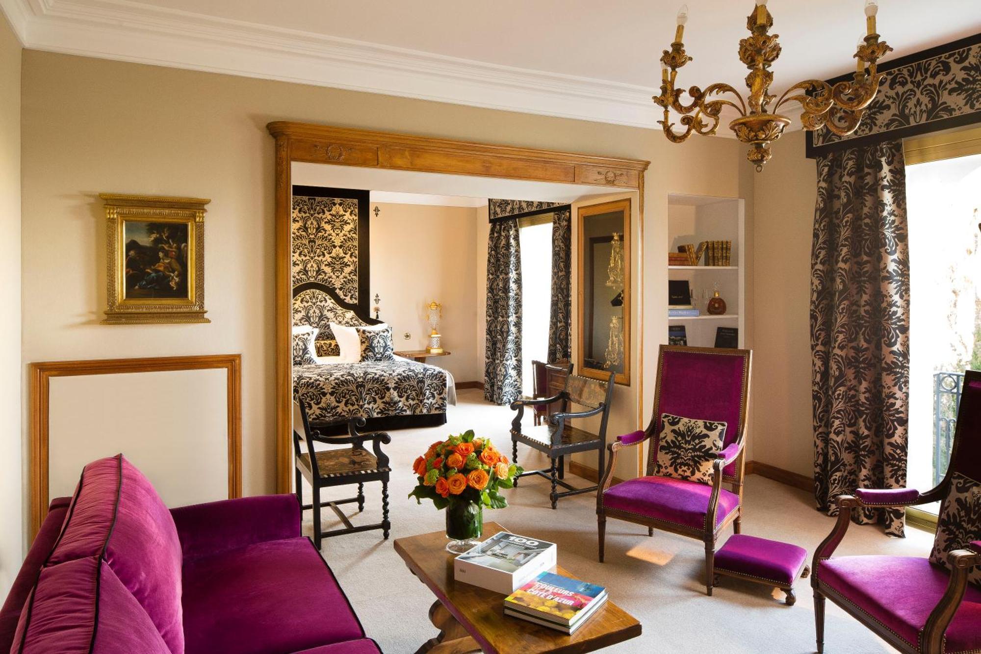 Deluxe Family Room Courtyard view
