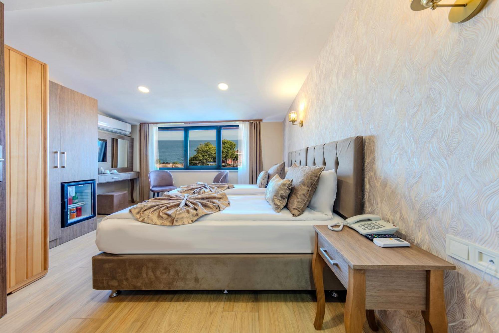 Double or Twin Room Side Sea View