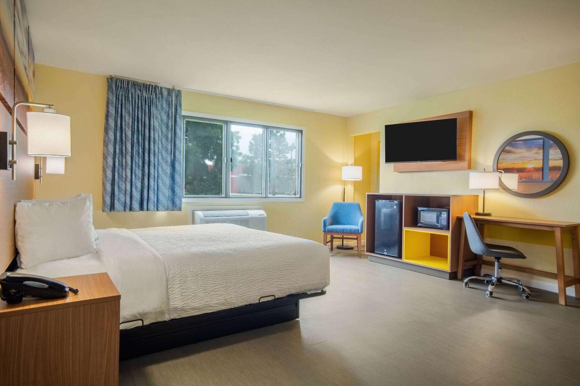 King Room Mobility Access or Non-Smoking