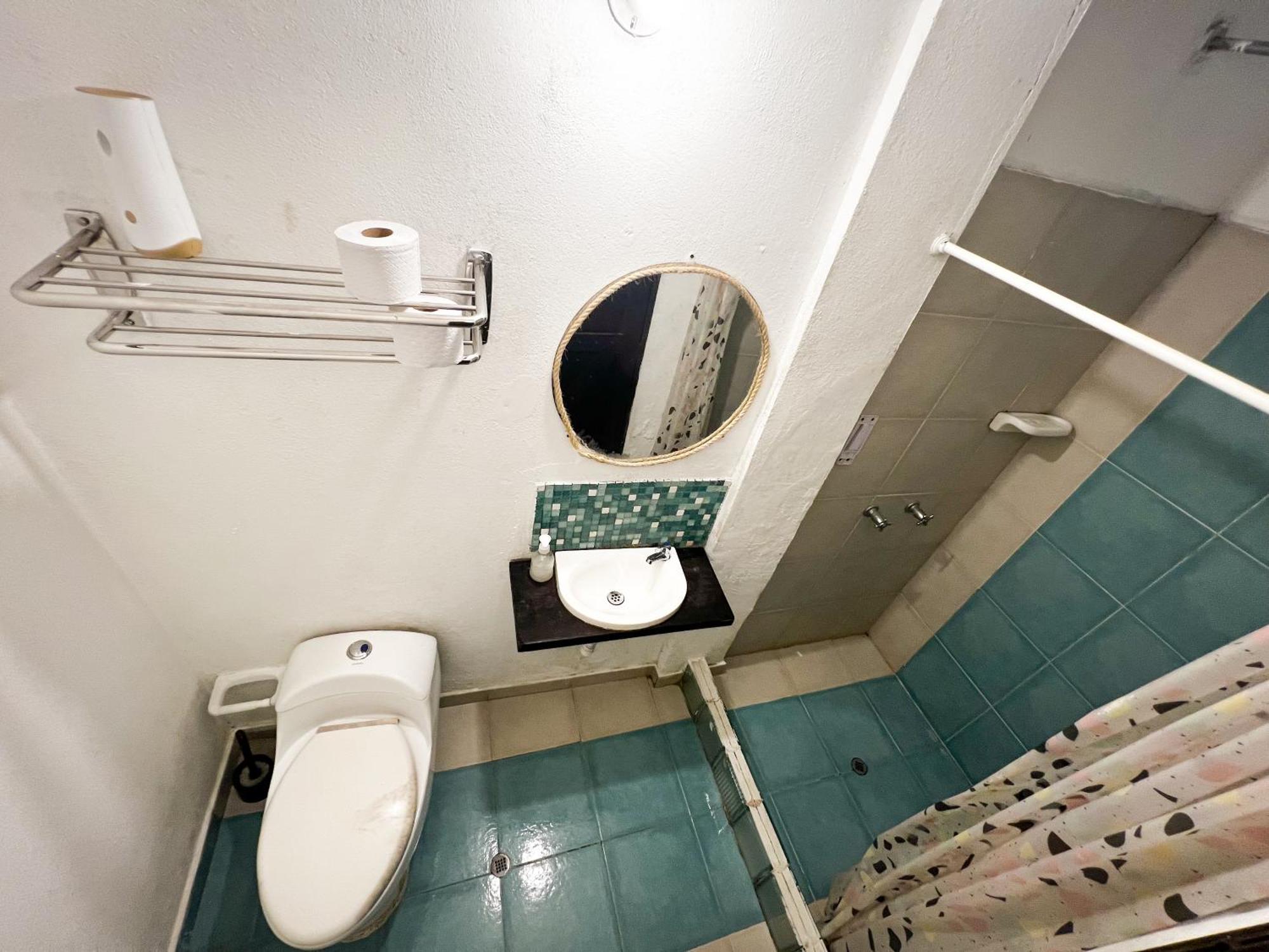 Einzelbett im gemischten Schlafsaal