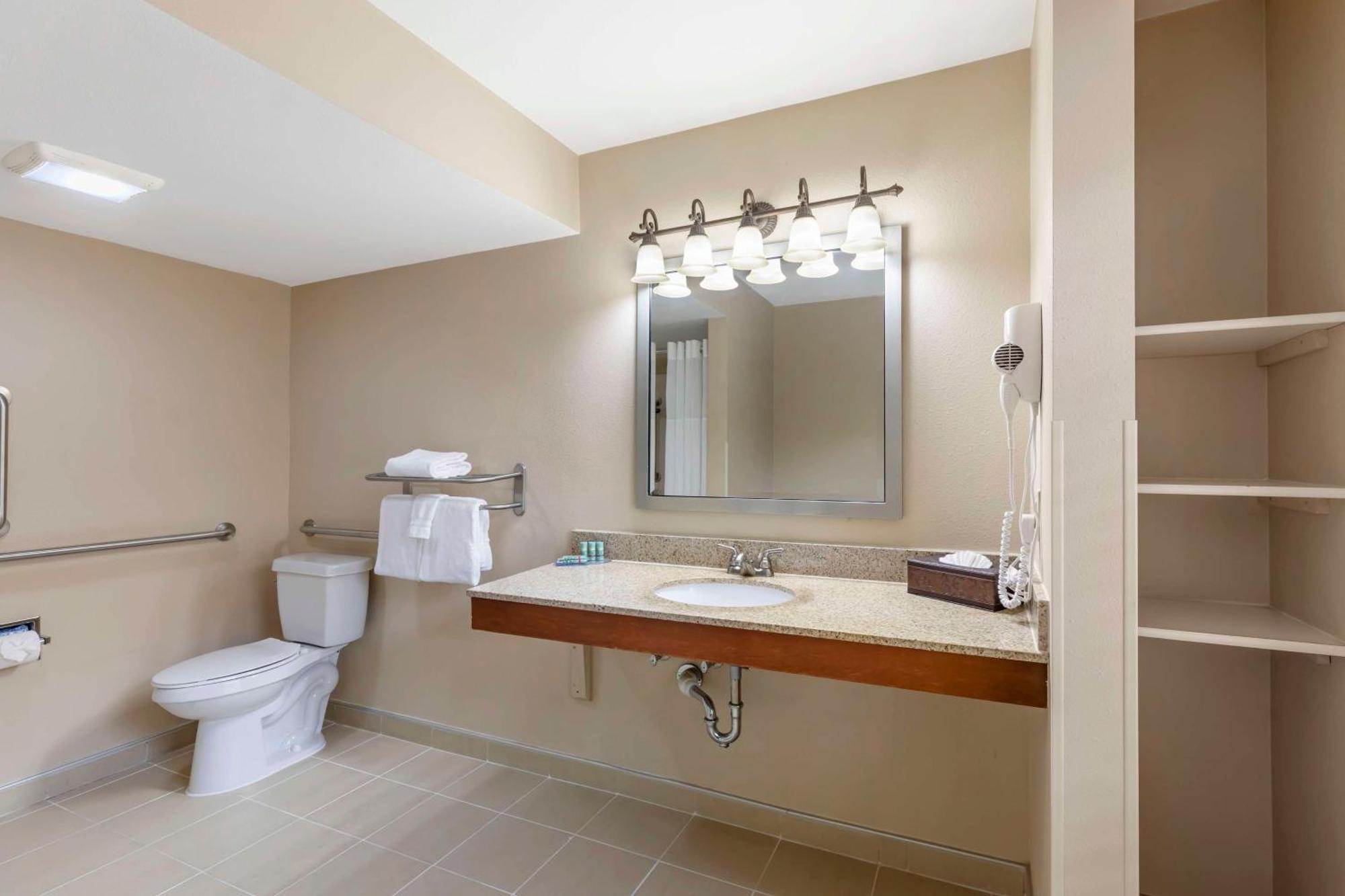 King Suite - Disability Access/Non-Smoking