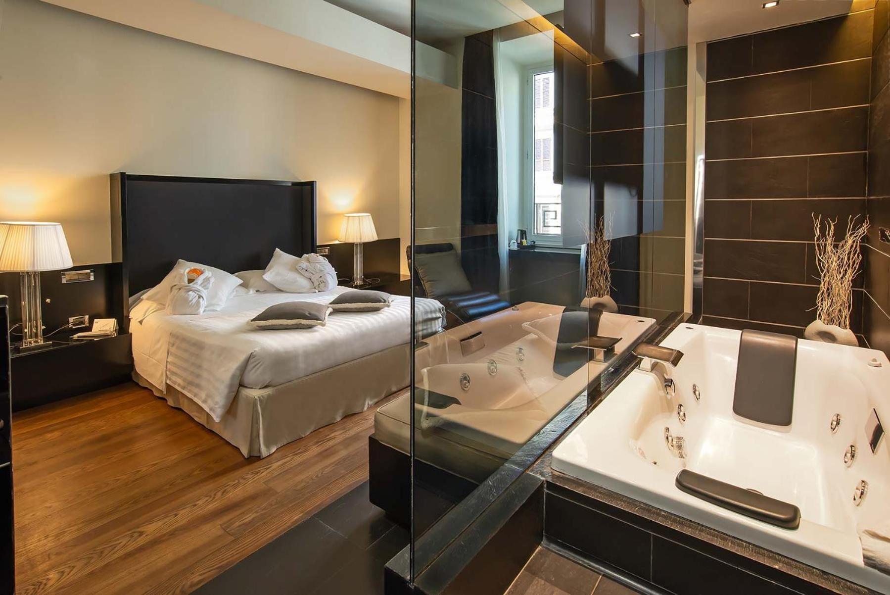 Habitación Doble Exclusiva con una bañera de hidromasaje.