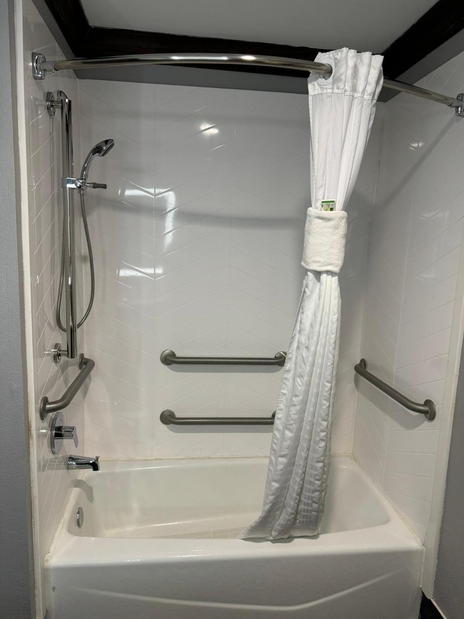 King Room Bath Tub Mobility or Hearing Accessible Non-Smoking