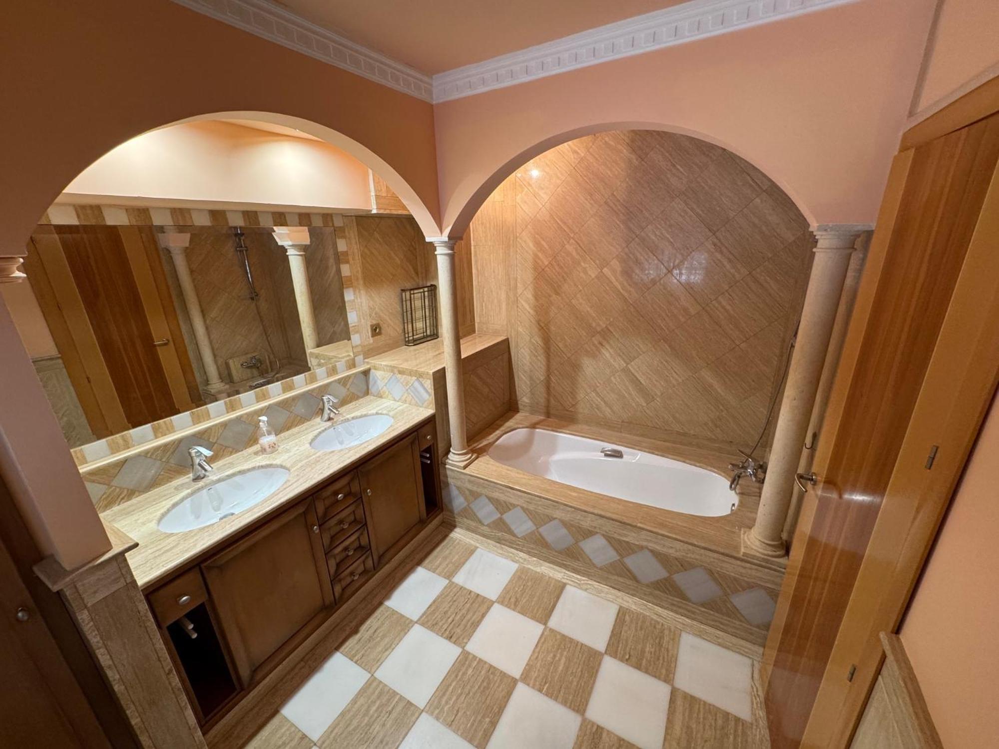 Deluxe Queen Suite