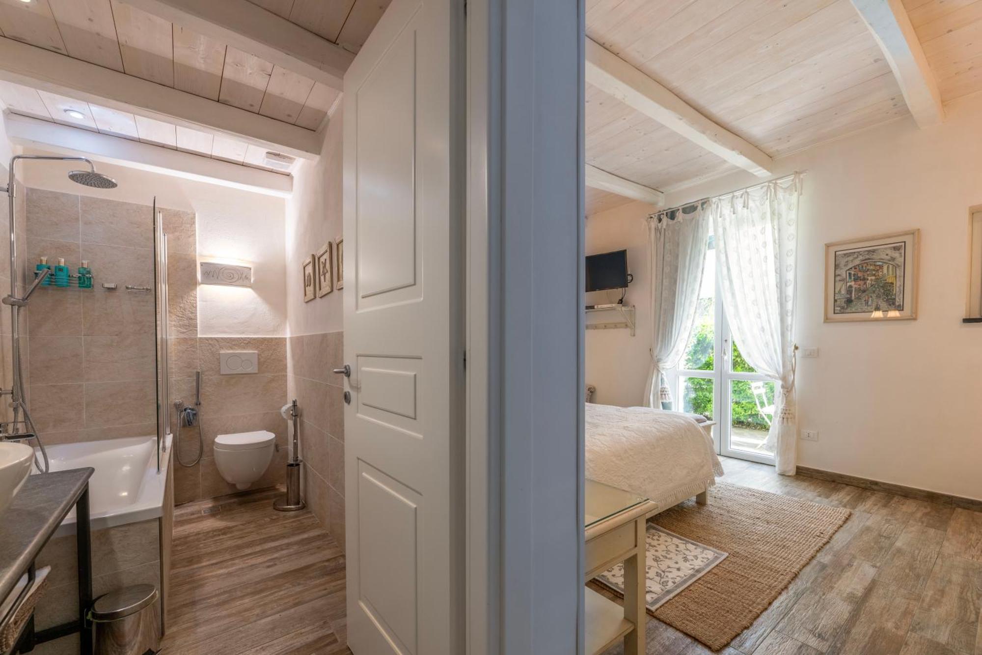 Deluxe Double Room Bath