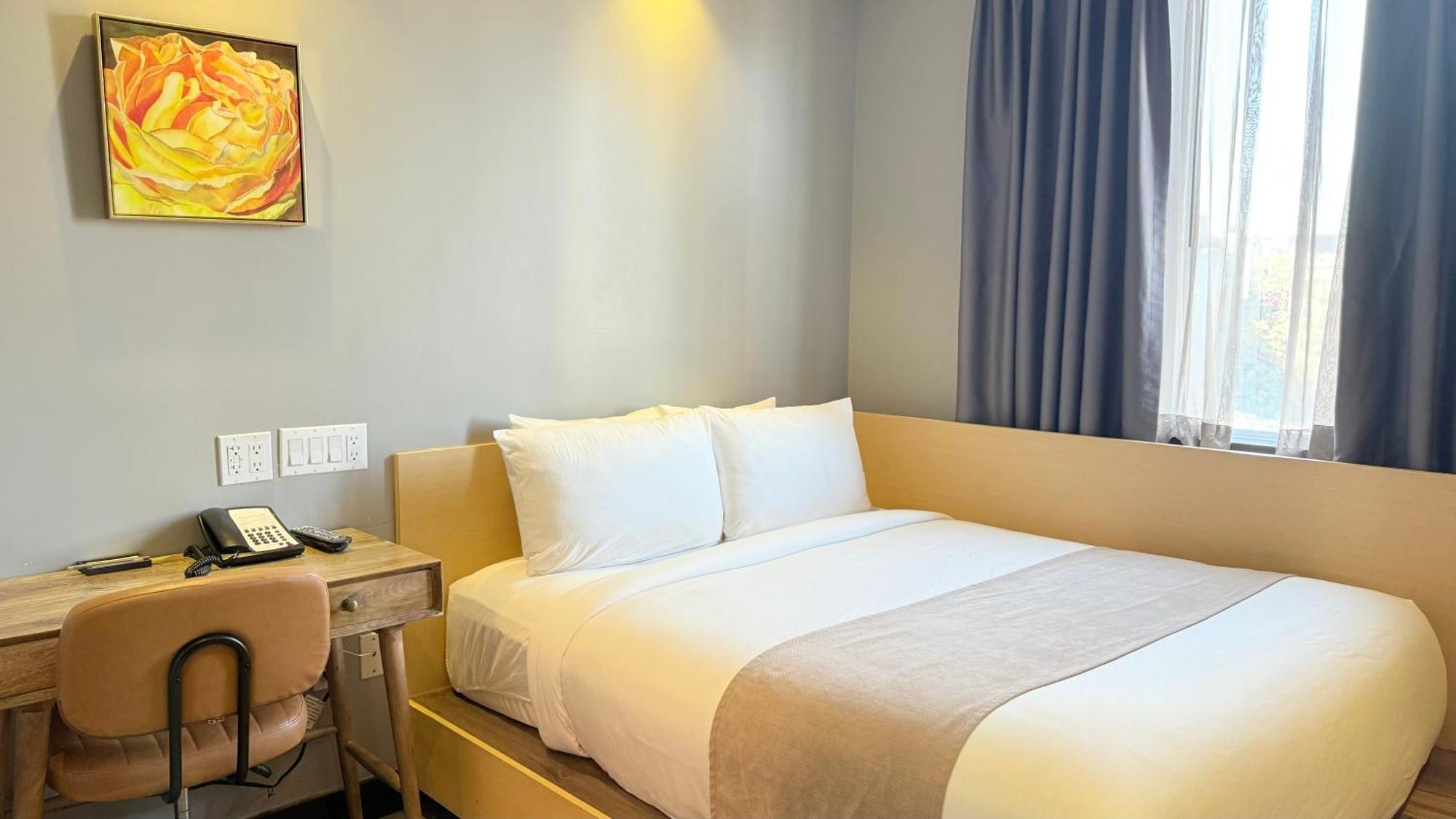 Deluxe Queen Room